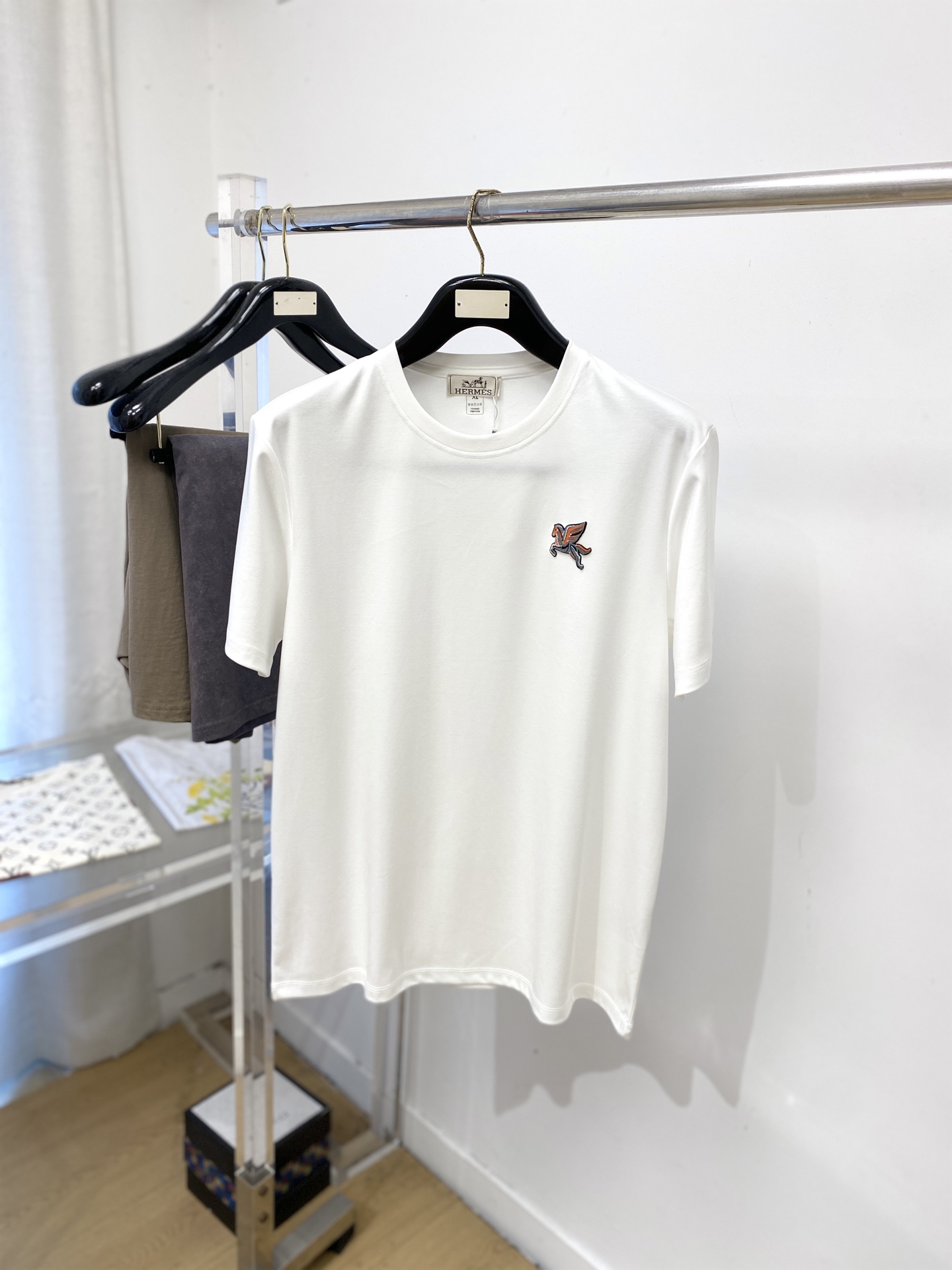 NO:847279,Hermes, 2026 new short-sleeved T-shirt, handsome and fashionable, with logo embroidered on the chest, simple and versatile. The fabric cotton is not only crisp and maintains the trendy silhouette, but also comfortable to wear, and the yarn is more delicate. Size M-3XL, hermes, T-shirt, tees, t-shirt,19860909爱马仕、2026新品短袖T恤,帅气时尚,胸前刺绣装饰图案logo,简约百搭款.面料棉 不仅挺括,保持潮流的廓形,又穿着舒适,纱织更细腻,码数M-3XL,,hermes,T-shirt,tees，t-shirt,,Men's clothing