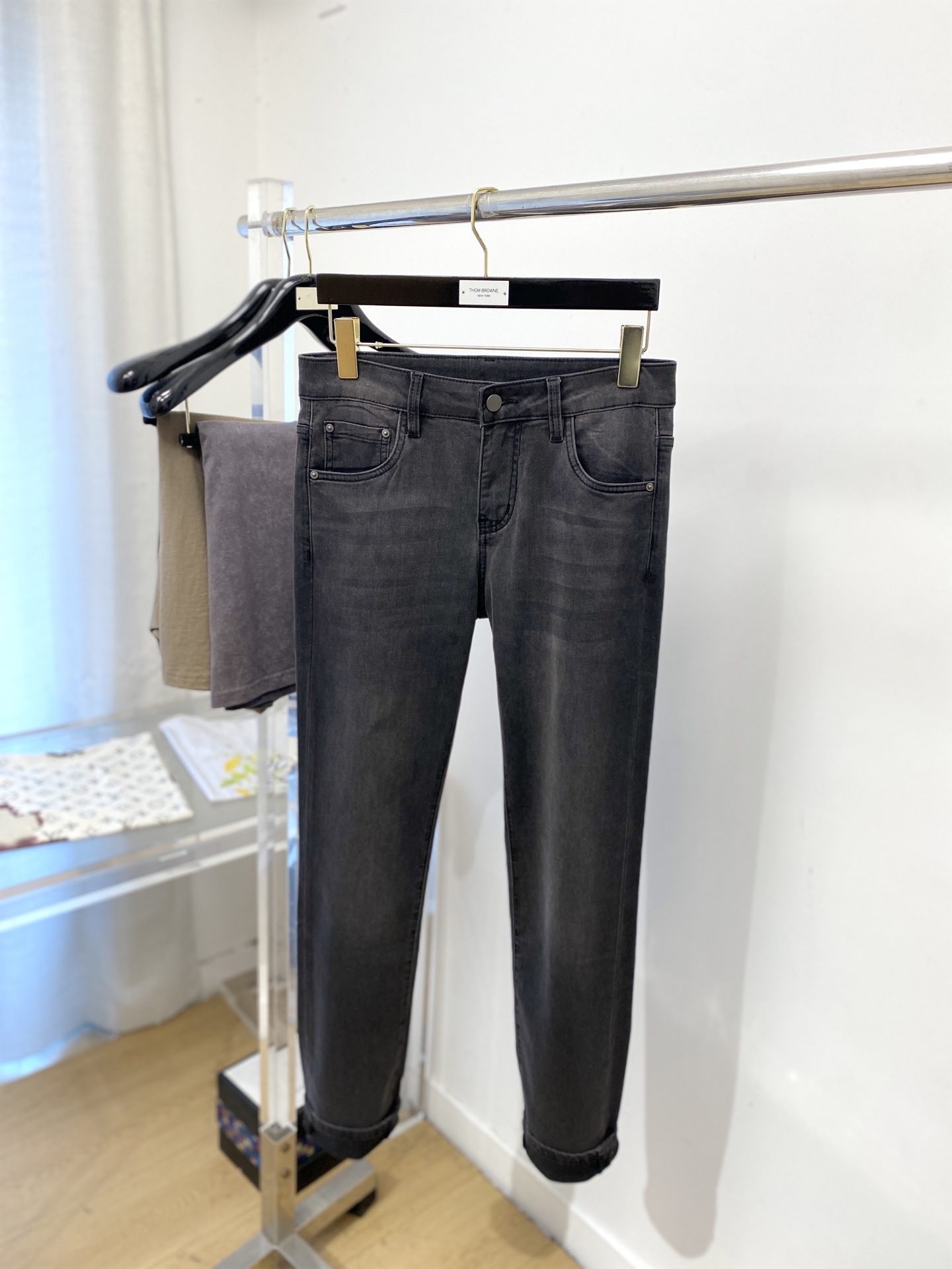 蒙口、2026最新品，专柜同步有售，原单狠货，水洗休闲牛仔裤，进口原版水洗弹力面料，舒适有弹性，原版五金