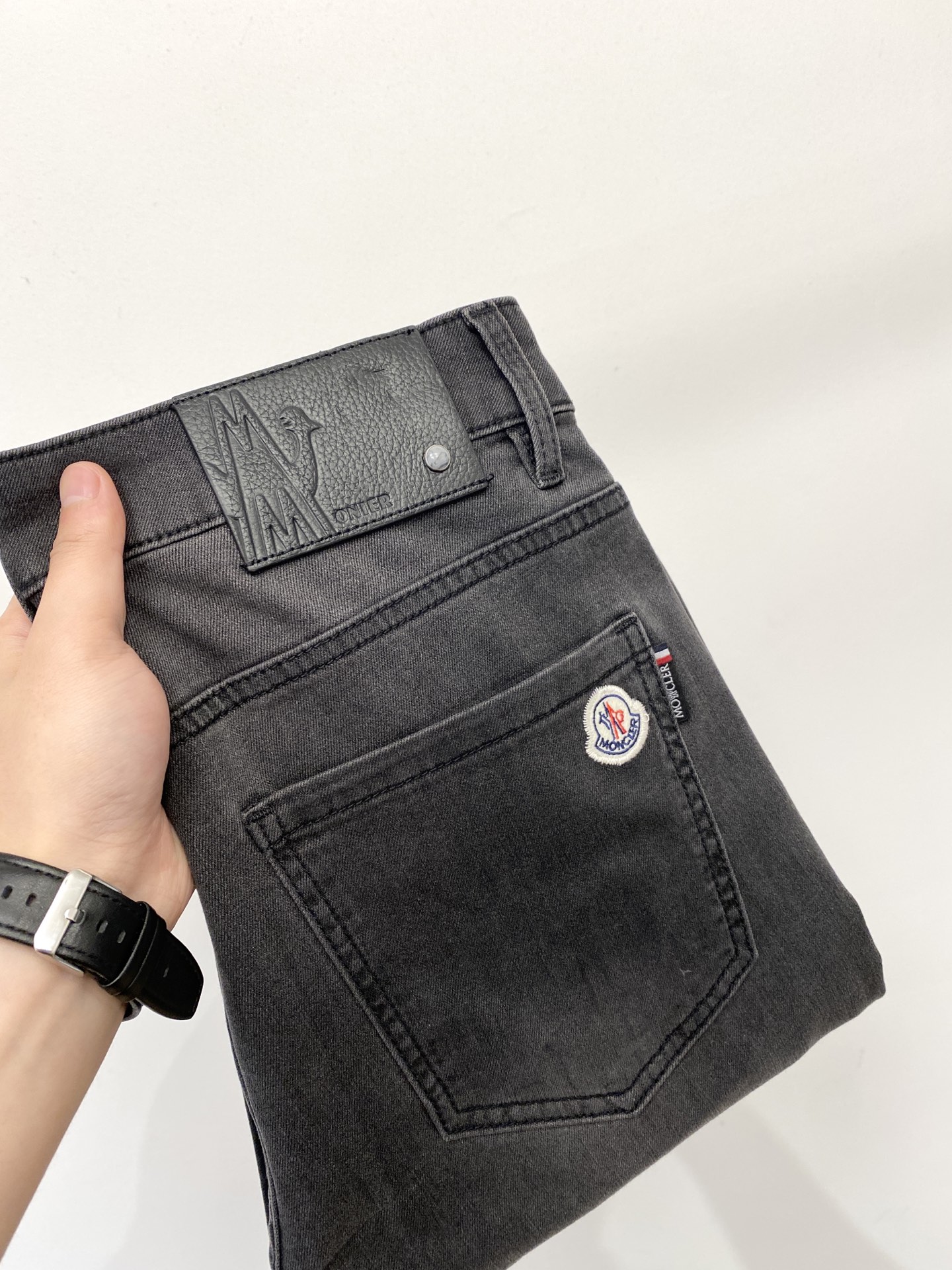 NO:847281,Moncler, 2026 latest products, available at counters simultaneously, original goods, washed casual jeans, imported original washed stretch fabric, comfortable and elastic, original hardware accessories decorated with logo, super correct version, extremely high grade, counter quality, fashionable and stylish upper body, code number 29-38,, Moncler, jeans,19860909蒙口、2026最新品,专柜同步有售,原单狠货,水洗休闲牛仔裤,进口原版水洗弹力面料,舒适有弹性,原版五金辅料装饰logo,版型超正,档次极高,专柜品质,上身时尚有型,码数29-38,,Moncler,jeans,,Men's clothing