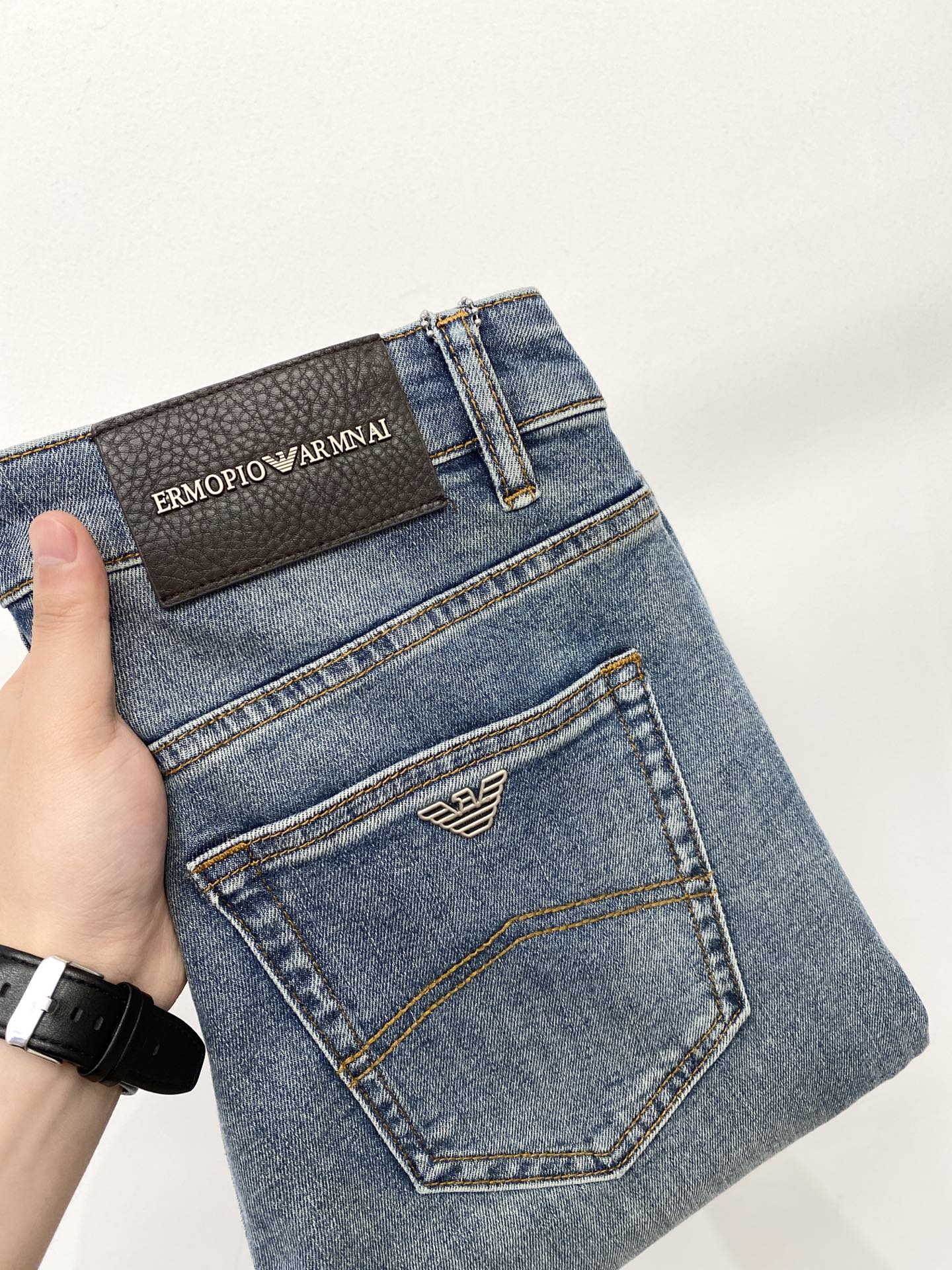 NO:847269,Armani, 2026 latest products, available at counters simultaneously, original goods, washed casual jeans, imported original washed stretch fabrics, comfortable and elastic, original hardware accessories decorated with logo, super correct version, extremely high grade, counter quality, fashionable and stylish upper body, code number 29-38,,armani,jeans,19860909阿玛尼、2026最新品,专柜同步有售,原单狠货,水洗休闲牛仔裤,进口原版水洗弹力面料,舒适有弹性,原版五金辅料装饰logo,版型超正,档次极高,专柜品质,上身时尚有型,码数29-38,,armani,jeans,,Men's clothing