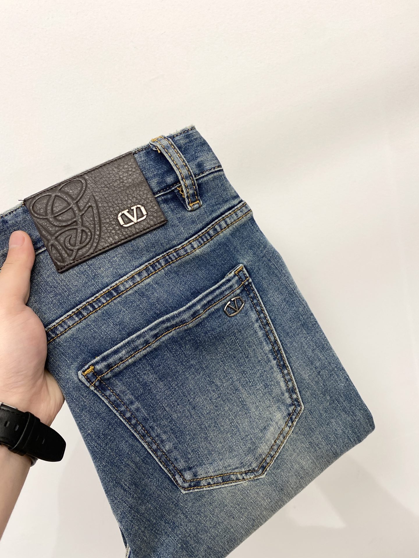 NO:847272,Valentino, 2026 latest products, available at counters simultaneously, original goods, washed casual jeans, imported original washed stretch fabric, comfortable and elastic, original hardware accessories decorated with logo, super correct version, extremely high grade, counter quality, fashionable and stylish upper body, code number 29-38,,valentino,jeans,19860909华伦天奴、2026最新品,专柜同步有售,原单狠货,水洗休闲牛仔裤,进口原版水洗弹力面料,舒适有弹性,原版五金辅料装饰logo,版型超正,档次极高,专柜品质,上身时尚有型,码数29-38,,valentino,jeans,,Men's clothing