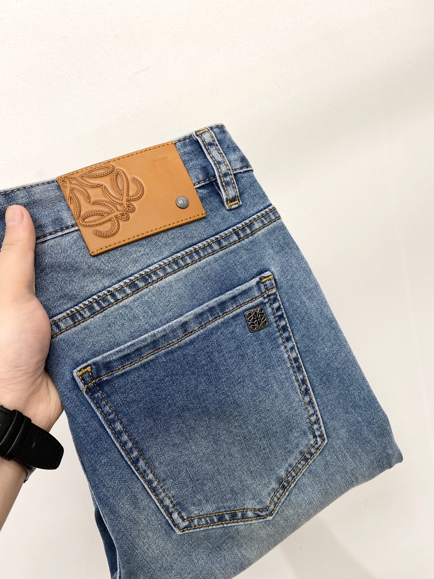 NO:847278,Loewe, 2026 latest products, available at counters at the same time, original goods, washed casual jeans, imported original washed stretch fabrics, comfortable and elastic, original hardware accessories decorated with logo, super correct version, extremely high grade, counter quality, fashionable and stylish upper body, code number 29-38,, loewe, jeans,19860909罗意威、2026最新品,专柜同步有售,原单狠货,水洗休闲牛仔裤,进口原版水洗弹力面料,舒适有弹性,原版五金辅料装饰logo,版型超正,档次极高,专柜品质,上身时尚有型,码数29-38,,loewe,jeans,,Men's clothing
