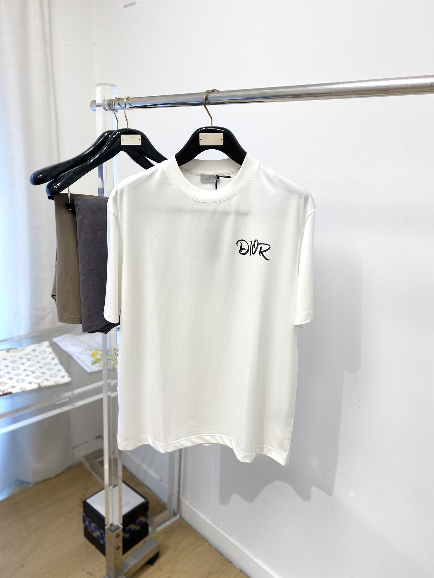 NO:832858,Dior, 2026 new short-sleeved T-shirt, handsome and fashionable, top-notch printed letter logo on the chest, simple and versatile. The fabric cotton is not only crisp and maintains the trendy silhouette, but also comfortable to wear, and the yarn is more delicate. Size M-3XL, dior, T-shirt, tees, t-shirt,19860909迪奥、2026新品短袖T恤,帅气时尚,胸前顶级印花字母logo,简约百搭款.面料棉 不仅挺括,保持潮流的廓形,又穿着舒适,纱织更细腻,码数M-3XL,,dior,T-shirt,tees，t-shirt,,Men's clothing