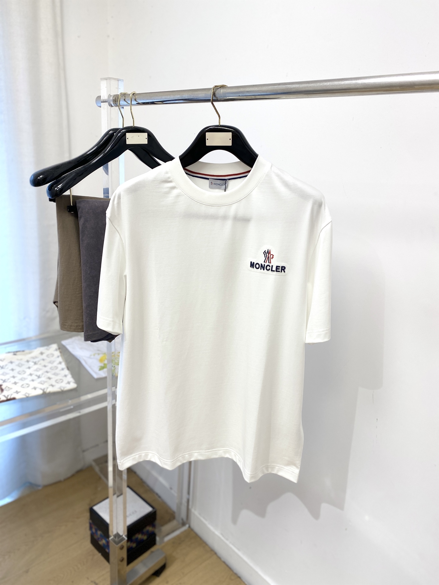 NO:832867,Covered mouth, 2026 new short-sleeved T-shirt, handsome and fashionable, exquisite embroidery pattern letter logo on the chest, simple and versatile. The fabric cotton is not only crisp and maintains the trendy silhouette, but also comfortable to wear, and the yarn is more delicate. Size M-3XL, Moncler, T-shirt, tees, t-shirt,19860909蒙口、2026新品短袖T恤,帅气时尚,胸前精致刺绣图案字母logo,简约百搭款.面料棉 不仅挺括,保持潮流的廓形,又穿着舒适,纱织更细腻,码数M-3XL,,Moncler,T-shirt,tees，t-shirt,,Men's clothing