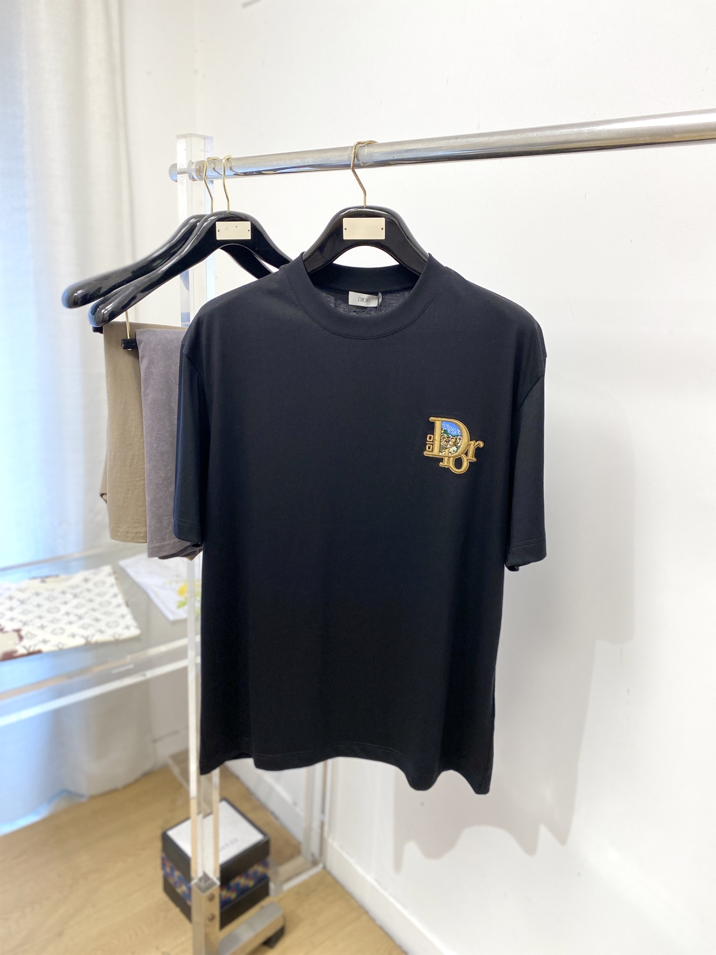 迪奥、2026新品短袖T恤，帅气时尚，胸前精致刺绣字母logo，简约百搭款。面料棉 不仅挺括，保持潮流的