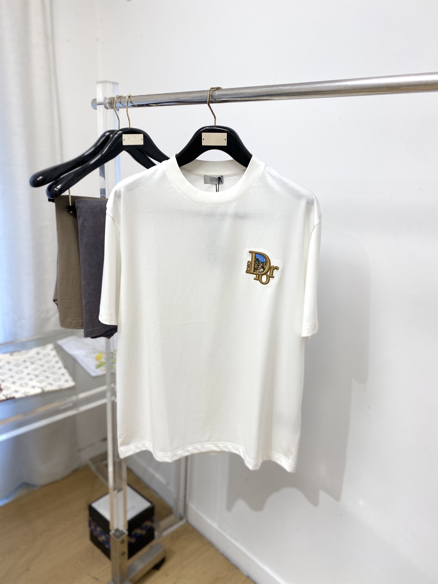 NO:832872,Dior, 2026 new short-sleeved T-shirt, handsome and fashionable, with exquisite embroidered letter logo on the chest, simple and versatile. The fabric cotton is not only crisp and maintains the trendy silhouette, but also comfortable to wear, and the yarn is more delicate. Size M-3XL, dior, T-shirt, tees, t-shirt,19860909迪奥、2026新品短袖T恤,帅气时尚,胸前精致刺绣字母logo,简约百搭款.面料棉 不仅挺括,保持潮流的廓形,又穿着舒适,纱织更细腻,码数M-3XL,,dior,T-shirt,tees，t-shirt,,Men's clothing