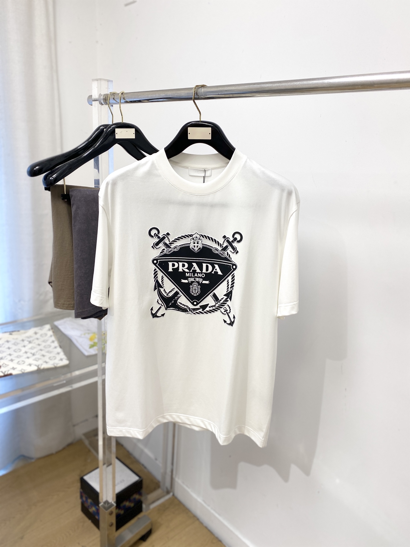 NO:832880,Prada, 2026 new short-sleeved T-shirt, handsome and fashionable, top-notch printed letter logo on the chest, simple and versatile. The fabric cotton is not only crisp and maintains the trendy silhouette, but also comfortable to wear, and the yarn is more delicate. Size M-3XL, prada, T-shirt, tees, t-shirt,19860909普拉达、2026新品短袖T恤,帅气时尚,胸前顶级印花图案字母logo,简约百搭款.面料棉 不仅挺括,保持潮流的廓形,又穿着舒适,纱织更细腻,码数M-3XL,,prada,T-shirt,tees，t-shirt,,Men's clothing