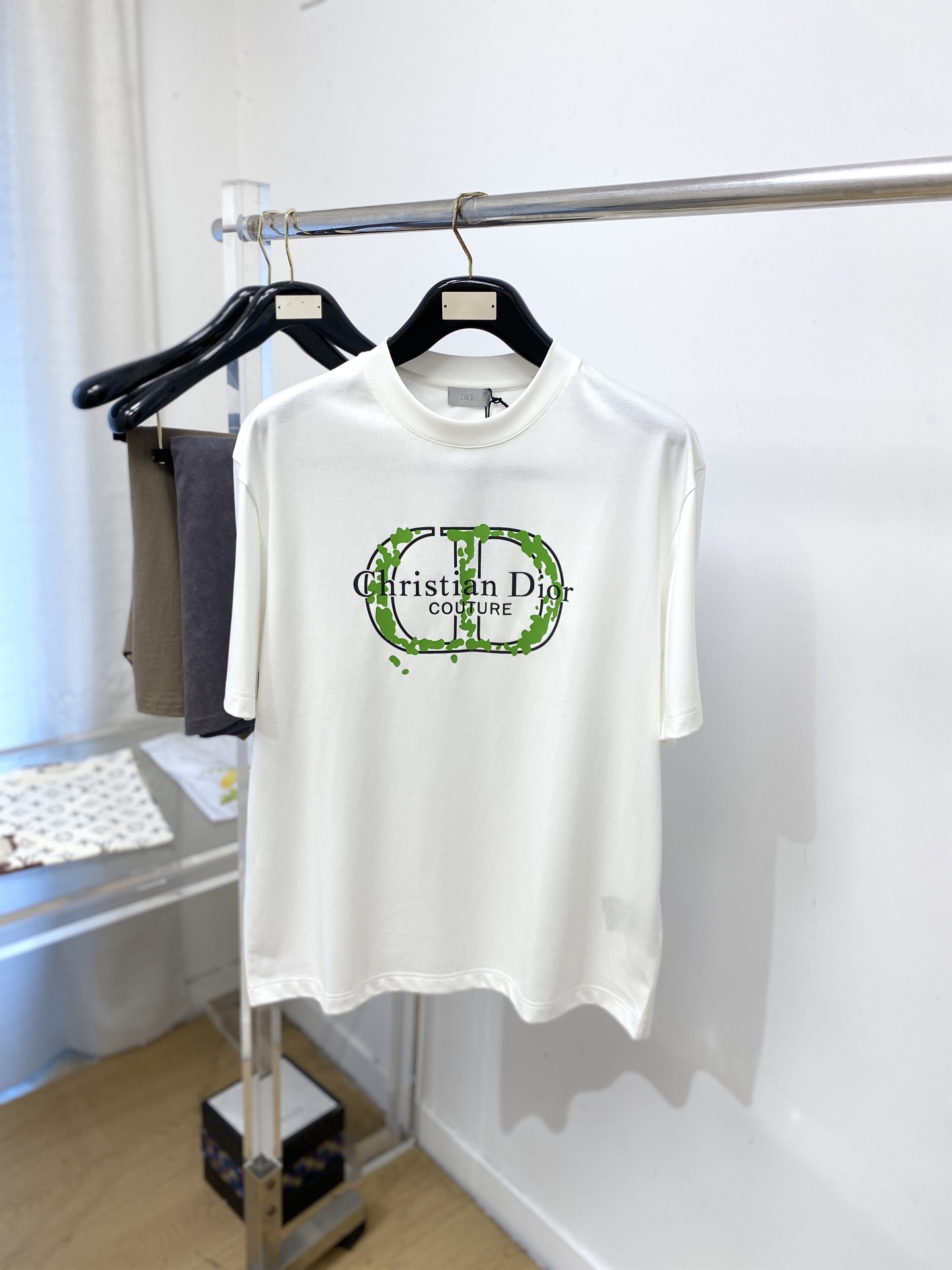 NO:832888,Dior, 2026 new short-sleeved T-shirt, handsome and fashionable, top-notch printed letter logo on the chest, simple and versatile. The fabric cotton is not only crisp and maintains the trendy silhouette, but also comfortable to wear, and the yarn is more delicate. Size M-3XL, dior, T-shirt, tees, t-shirt,19860909迪奥、2026新品短袖T恤,帅气时尚,胸前顶级印花图案字母logo,简约百搭款.面料棉 不仅挺括,保持潮流的廓形,又穿着舒适,纱织更细腻,码数M-3XL,,dior,T-shirt,tees，t-shirt,,Men's clothing