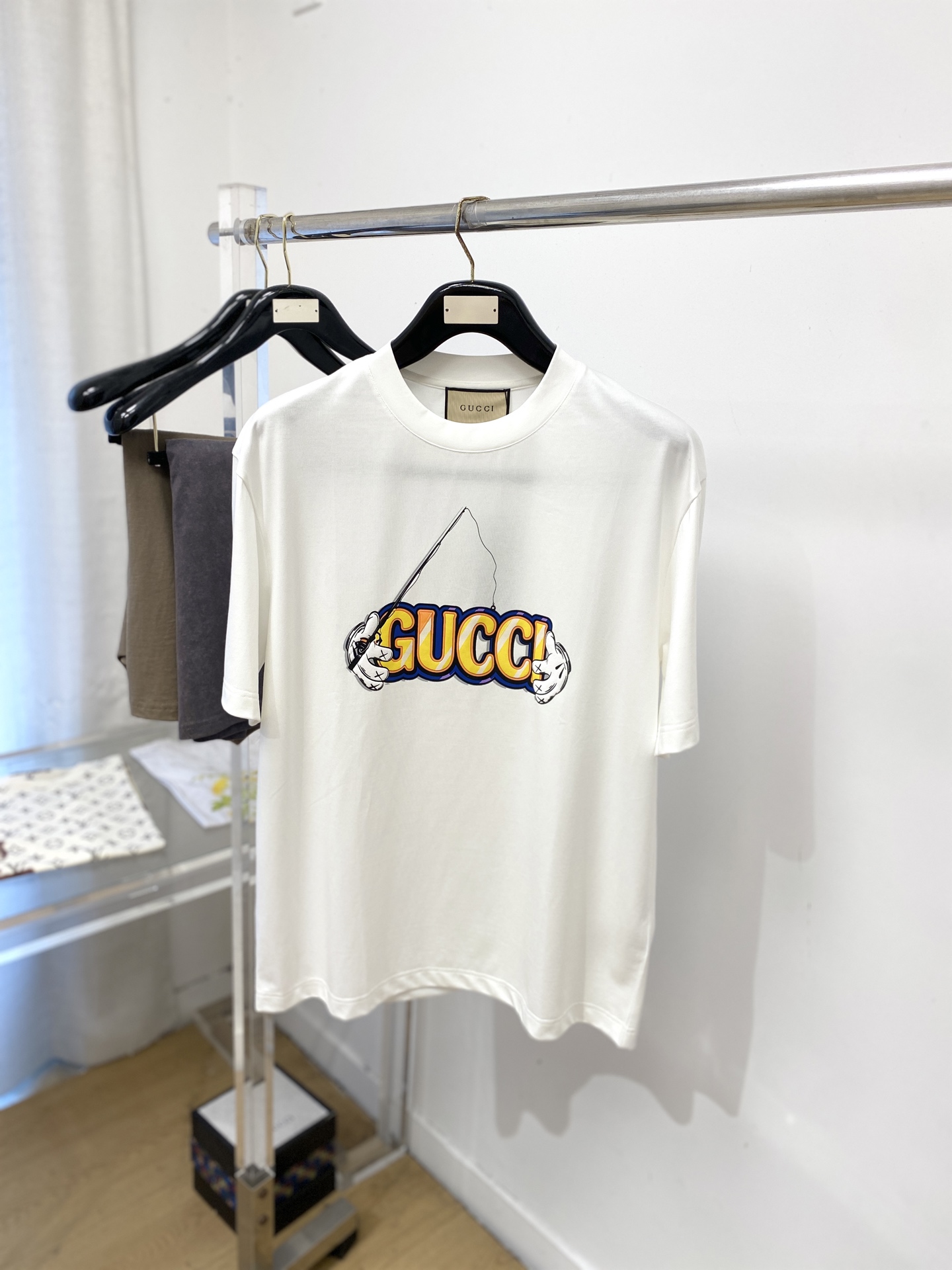 NO:832897,Gucci, 2026 new short-sleeved T-shirt, handsome and fashionable, top-notch printed letter logo on the chest, simple and versatile. The fabric cotton is not only crisp and maintains the trendy silhouette, but also comfortable to wear, and the yarn is more delicate. The size is M-3XL,, T-shirt, tees, t-shirt,19860909古奇、2026新品短袖T恤,帅气时尚,胸前顶级印花图案字母logo,简约百搭款.面料棉 不仅挺括,保持潮流的廓形,又穿着舒适,纱织更细腻,码数M-3XL,,T-shirt,tees，t-shirt,,Men's clothing