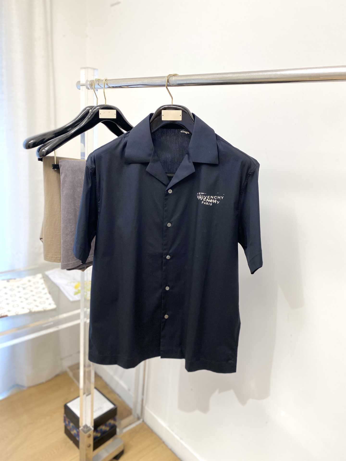 NO:832905,Givenchy, 2026 new short-sleeved shirt, fashionable and handsome, simple and versatile, customized original fabric, not only crisp and trendy silhouette, but also comfortable to wear, more delicate yarn, code size S-XXL,,givenchy,loro piana,shirts,T-shirt,19860909纪梵希、2026新品短袖衬衫,时尚帅气,简约百搭款,定制原版面料,不仅挺括,保持潮流的廓形,又穿着舒适,纱织更细腻,码数S-XXL,,givenchy,loro piana,shirts,T-shirt,,Men's clothing