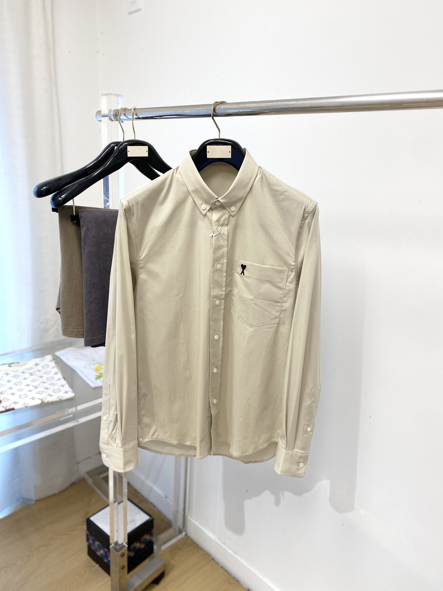 NO:832914,ami, 2026 new shirts, fashionable and handsome, simple and versatile, customized original fabrics, not only crisp and trendy silhouette, but also comfortable to wear, the yarn is more delicate, size S-XXL,, loro piana, shirts,19860909ami、2026新品衬衫,时尚帅气,简约百搭款,定制原版面料,不仅挺括,保持潮流的廓形,又穿着舒适,纱织更细腻码数S-XXL,,loro piana,shirts,,Men's clothing
