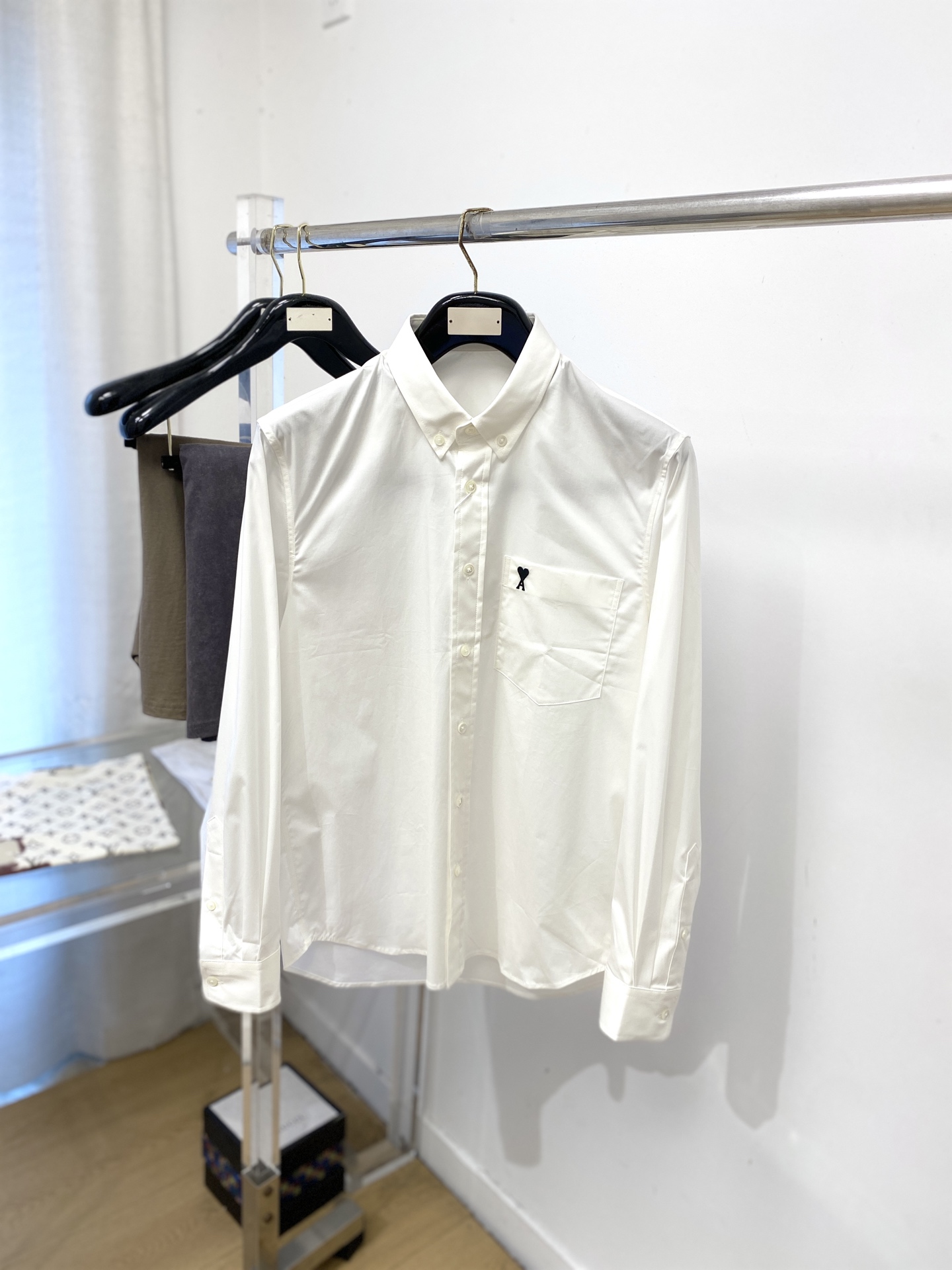 NO:832923,ami, 2026 new shirts, fashionable and handsome, simple and versatile, customized original fabrics, not only crisp and trendy silhouette, but also comfortable to wear, the yarn is more delicate, size S-XXL,, shirts,19860909ami、2026新品衬衫,时尚帅气,简约百搭款,定制原版面料,不仅挺括,保持潮流的廓形,又穿着舒适,纱织更细腻,码数S-XXL,,shirts,,Men's clothing