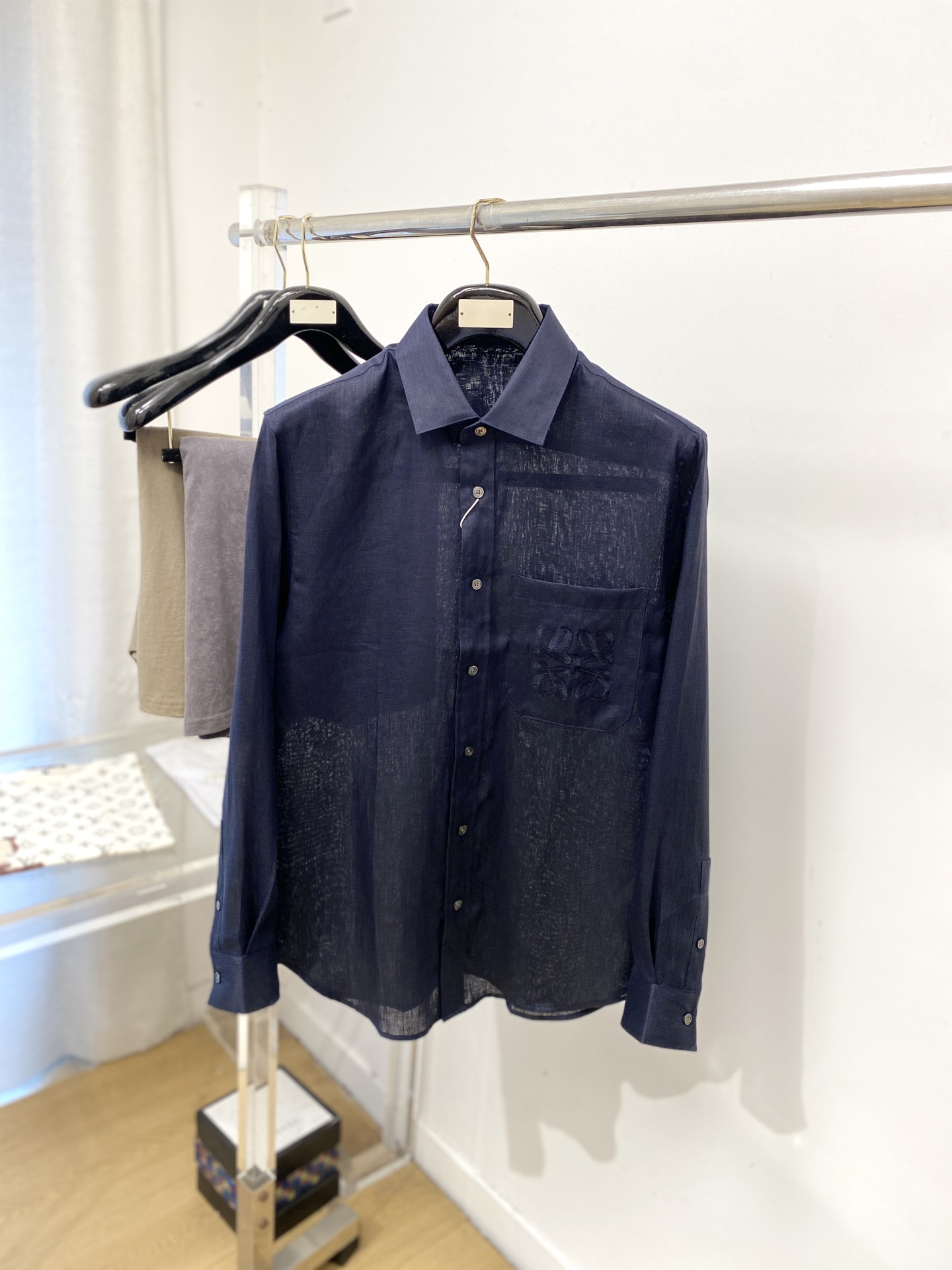NO:832930,Loewe, 2026 new shirts, fashionable and handsome, simple and versatile, customized original fabric, not only crisp and trendy silhouette, but also comfortable to wear, more delicate yarn weaving, code size S-XXL,, loewe, shirts,19860909罗意威、2026新品衬衫,时尚帅气,简约百搭款,定制原版面料,不仅挺括,保持潮流的廓形,又穿着舒适,纱织更细腻,码数S-XXL,,loewe,shirts,,Men's clothing