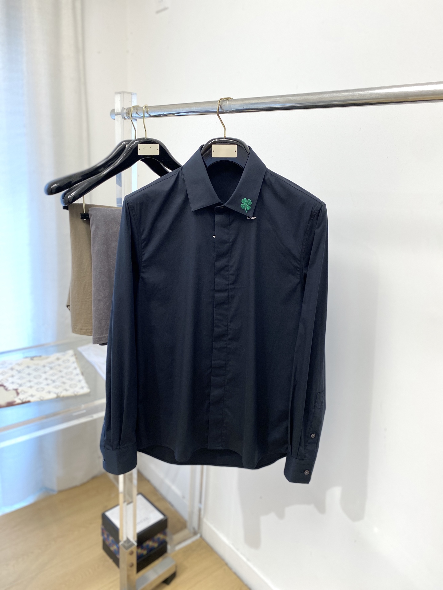 NO:832935,Dior, 2026 new shirts, fashionable and handsome, simple and versatile, customized original fabrics, not only crisp and trendy silhouette, but also comfortable to wear, more delicate yarn weaving, size S-XXL,, dior, shirts,19860909迪奥、2026新品衬衫,时尚帅气,简约百搭款,定制原版面料,不仅挺括,保持潮流的廓形,又穿着舒适,纱织更细腻,码数S-XXL,,dior,shirts,,Men's clothing