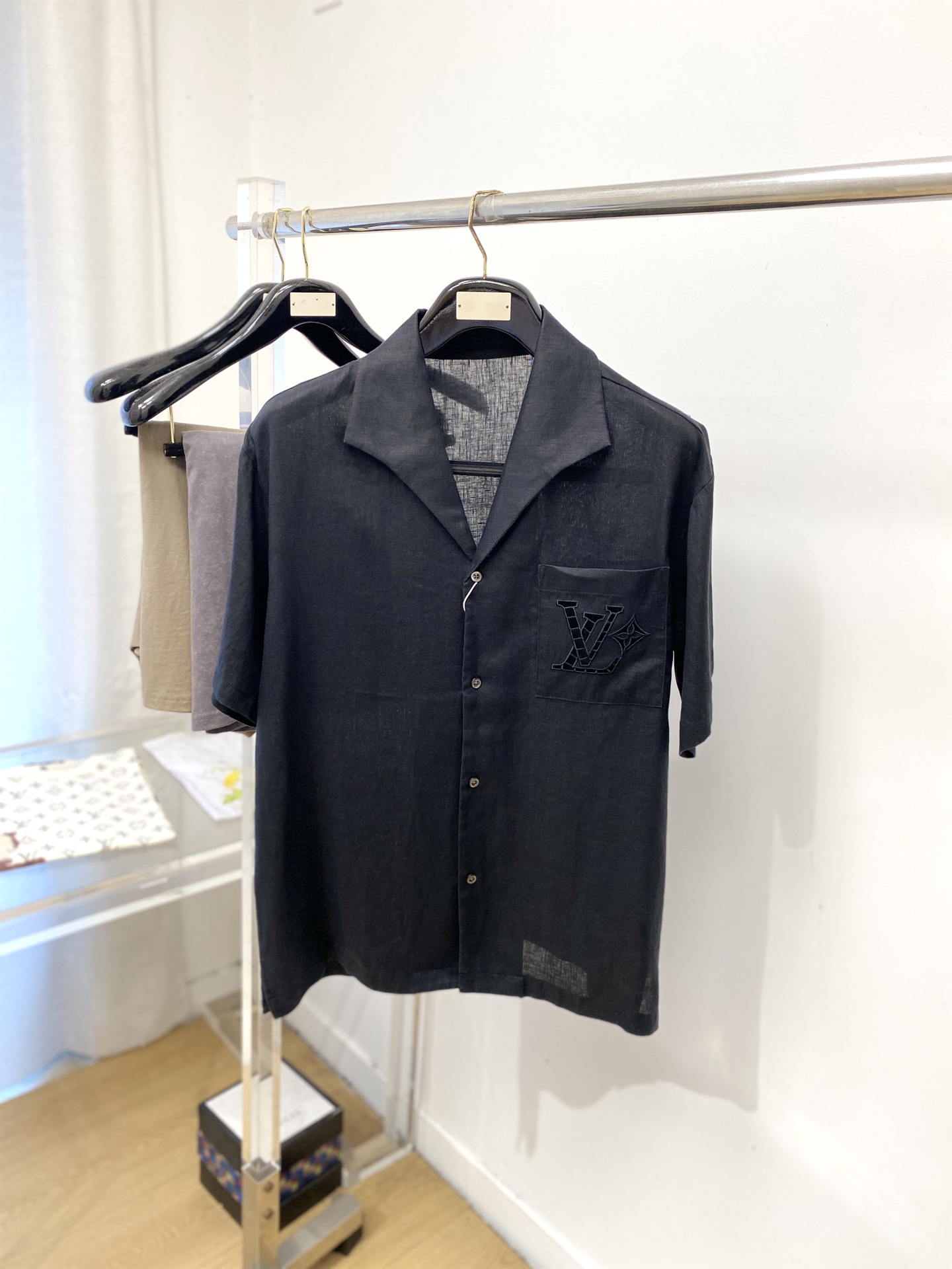 NO:832942,Louis Vuitton, 2026 new short-sleeved shirt, fashionable and handsome, simple and versatile, customized original fabric, not only crisp and trendy silhouette, but also comfortable to wear, more delicate yarn weaving, code size S-XXL,, louis vuitton, shirts, T-shirt,19860909路易威登、2026新品短袖衬衫,时尚帅气,简约百搭款,定制原版面料,不仅挺括,保持潮流的廓形,又穿着舒适,纱织更细腻,码数S-XXL,,louis vuitton,shirts,T-shirt,,Men's clothing