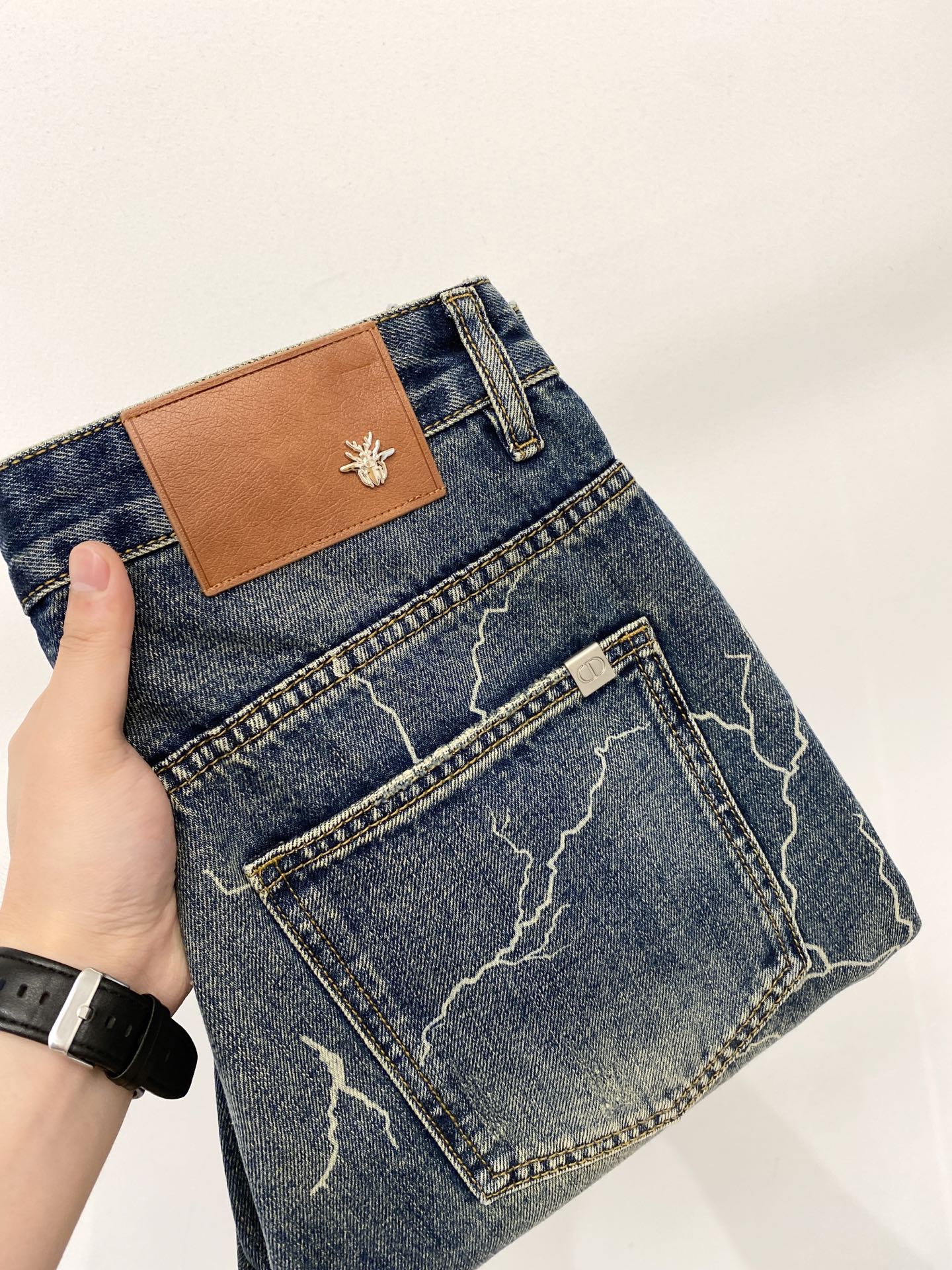NO:832883,Dior, 2026 latest products, available at counters simultaneously, original goods, washed casual jeans, imported original washed stretch fabrics, comfortable and elastic, original hardware accessories decorated with logo, super correct version, extremely high grade, counter quality, fashionable and stylish upper body, code number 29-38,, dior, jeans,19860909迪奥、2026最新品,专柜同步有售,原单狠货,水洗休闲牛仔裤,进口原版水洗弹力面料,舒适有弹性,原版五金辅料装饰logo,版型超正,档次极高,专柜品质,上身时尚有型,码数29-38,,dior,jeans,,Men's clothing
