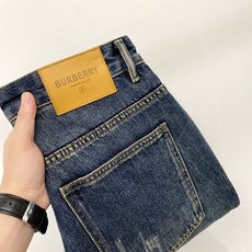 巴宝莉、2026最新品,专柜同步有售,原单狠货,水洗休闲牛仔裤,进口原版水洗弹力面料,舒适有弹性,原版五金辅料装饰log 巴宝莉、2026最新品,专柜同步有售,原单狠货,水洗休闲牛仔裤,进口原版水洗弹力面料,舒适有弹性,原版五金辅料装饰log