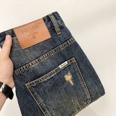 普拉达、2026最新品,专柜同步有售,原单狠货,水洗休闲牛仔裤,进口原版水洗弹力面料,舒适有弹性,原版五金辅料装饰log 普拉达、2026最新品,专柜同步有售,原单狠货,水洗休闲牛仔裤,进口原版水洗弹力面料,舒适有弹性,原版五金辅料装饰log