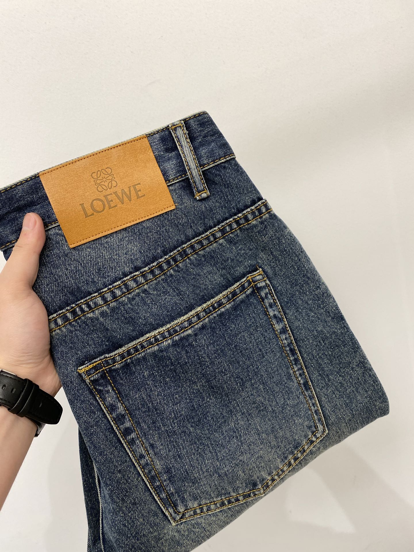 NO:832906,Loewe, 2026 latest products, available at counters at the same time, original goods, washed casual jeans, imported original washed stretch fabrics, comfortable and elastic, original hardware accessories decorated with logo, super correct version, extremely high grade, counter quality, fashionable and stylish upper body, code number 29-38,, loewe, jeans,19860909罗意威、2026最新品,专柜同步有售,原单狠货,水洗休闲牛仔裤,进口原版水洗弹力面料,舒适有弹性,原版五金辅料装饰logo,版型超正,档次极高,专柜品质,上身时尚有型,码数29-38,,loewe,jeans,,Men's clothing