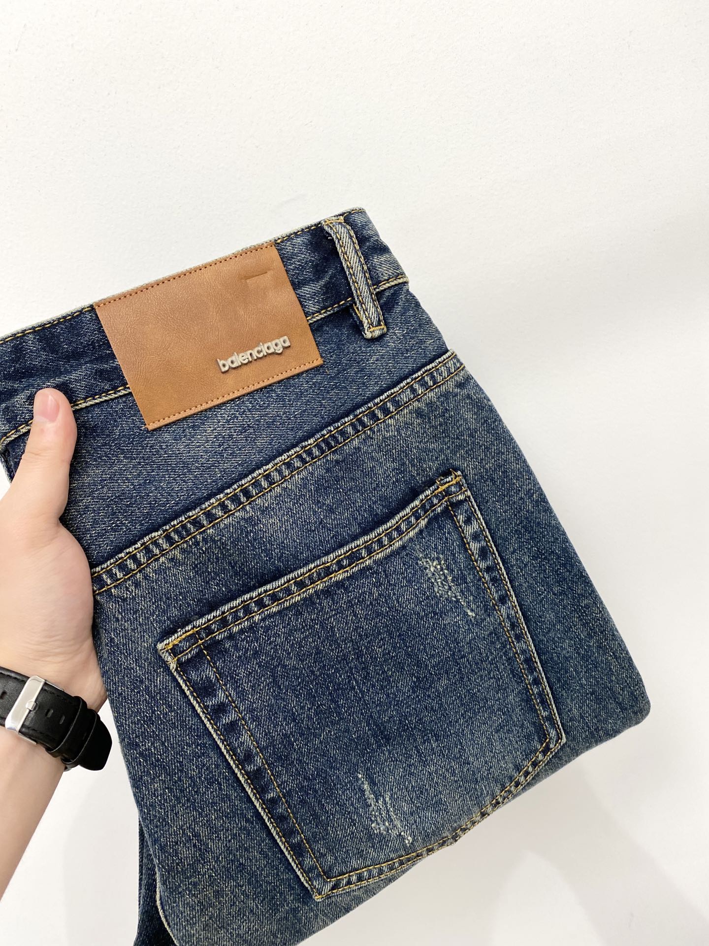 NO:832915,Balenciaga, 2026 latest products, available at counters simultaneously, original goods, washed casual jeans, imported original washed stretch fabrics, comfortable and elastic, original hardware accessories decorated with logo, super correct version, extremely high grade, counter quality, fashionable and stylish upper body, code number 29-38,, balenciaga, jeans,19860909巴黎世家、2026最新品,专柜同步有售,原单狠货,水洗休闲牛仔裤,进口原版水洗弹力面料,舒适有弹性,原版五金辅料装饰logo,版型超正,档次极高,专柜品质,上身时尚有型,码数29-38,,balenciaga,jeans,,Men's clothing