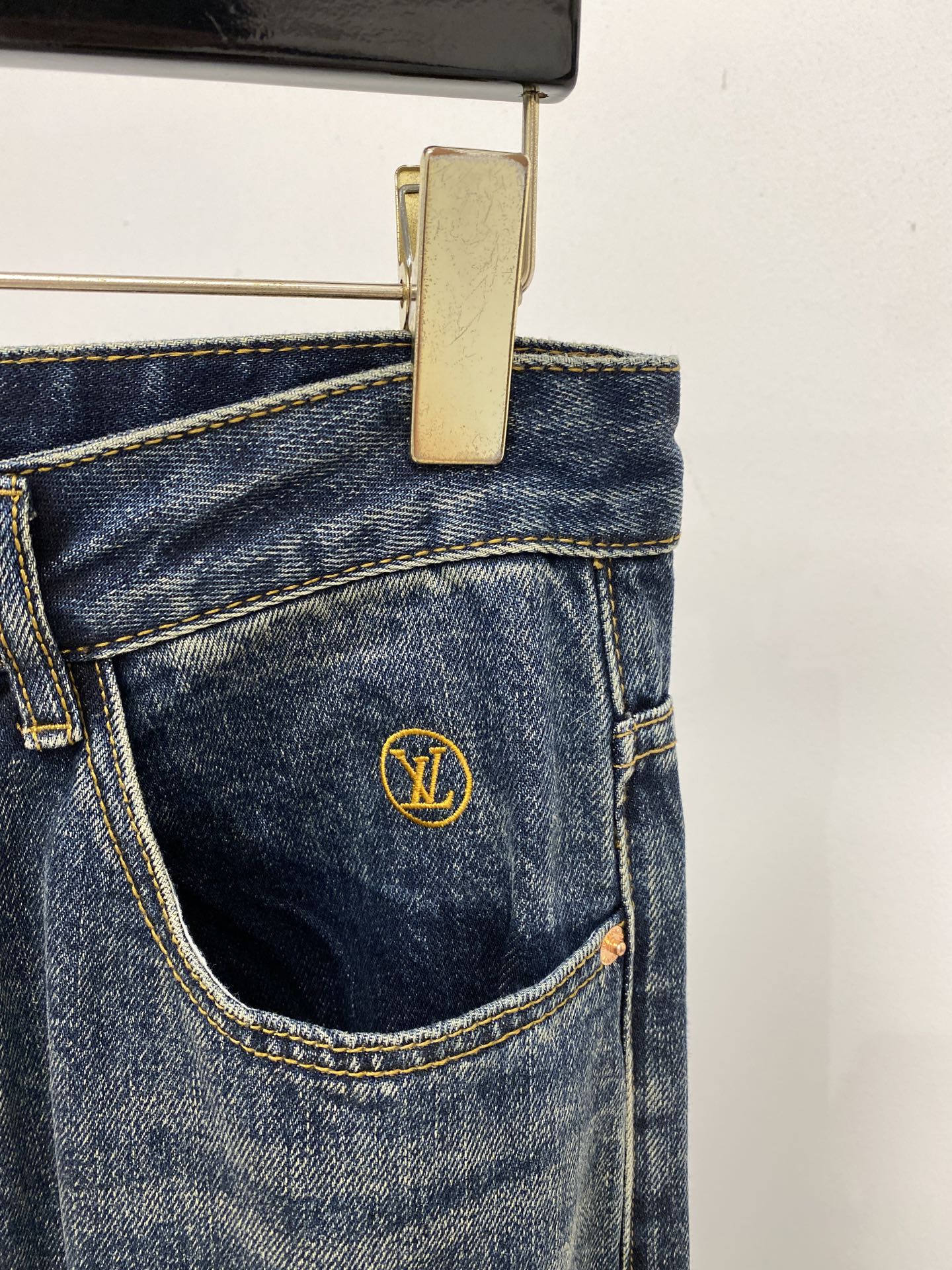 LV、2026最新品，专柜同步有售，原单狠货，水洗休闲牛仔裤，进口原版水洗弹力面料，舒适有弹性，原版五金辅料装饰logo