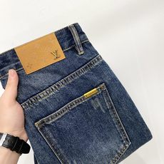 LV、2026最新品,专柜同步有售,原单狠货,水洗休闲牛仔裤,进口原版水洗弹力面料,舒适有弹性,原版五金辅料装饰logo LV、2026最新品,专柜同步有售,原单狠货,水洗休闲牛仔裤,进口原版水洗弹力面料,舒适有弹性,原版五金辅料装饰logo