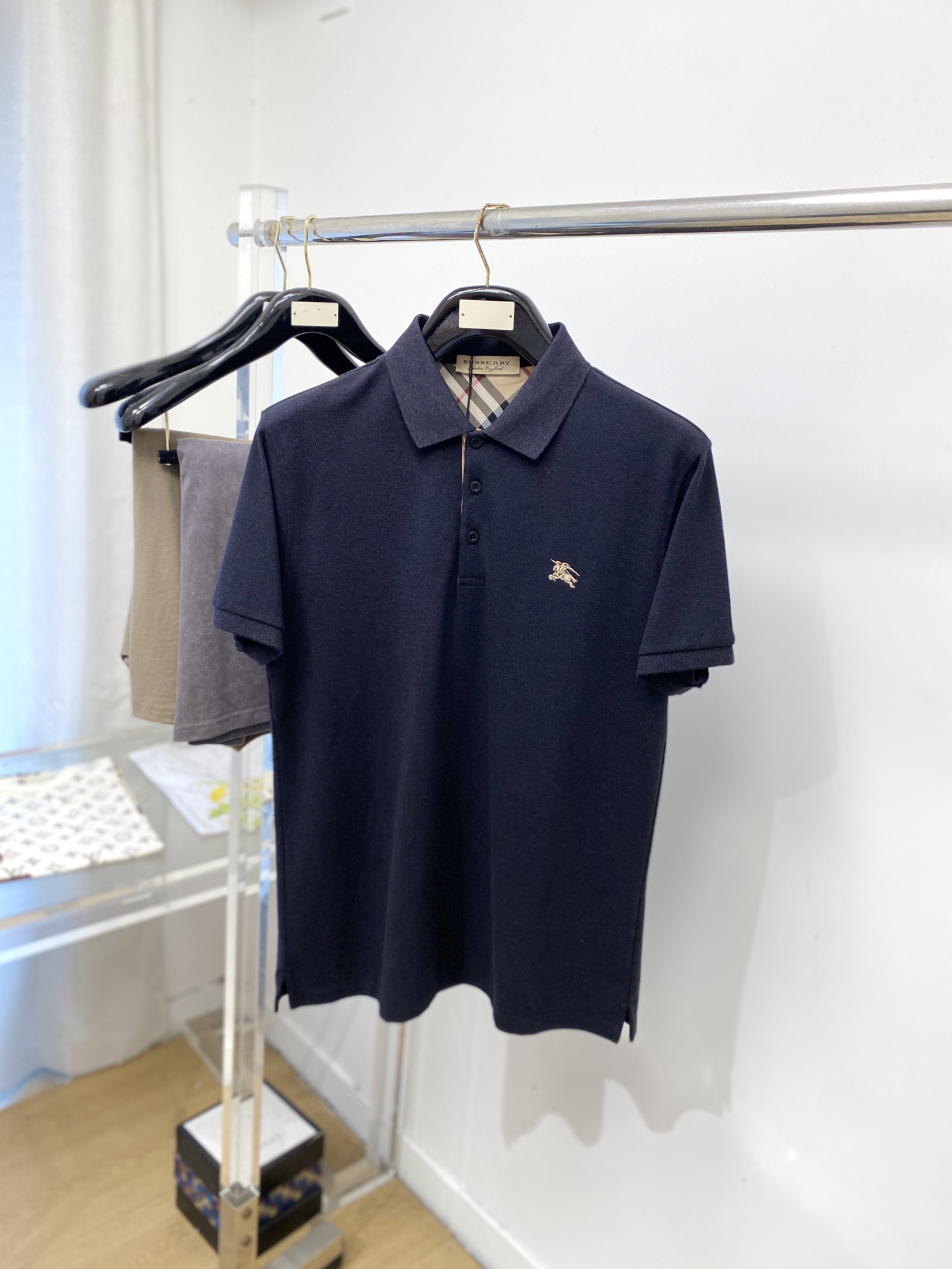 NO:848623,Burberry, 2026 new short-sleeved T-shirt, handsome and fashionable, with exquisite embroidered logo on the chest, simple and versatile. The fabric cotton is not only crisp and maintains the trendy silhouette, but also comfortable to wear, and the yarn is more delicate. Size M-3XL, burberry, T-shirt, tees, t-shirt,19860909巴宝莉、2026新品短袖T恤,帅气时尚,胸前精致刺绣图案logo,简约百搭款.面料棉 不仅挺括,保持潮流的廓形,又穿着舒适,纱织更细腻,码数M-3XL,,burberry,T-shirt,tees，t-shirt,,Men's clothing