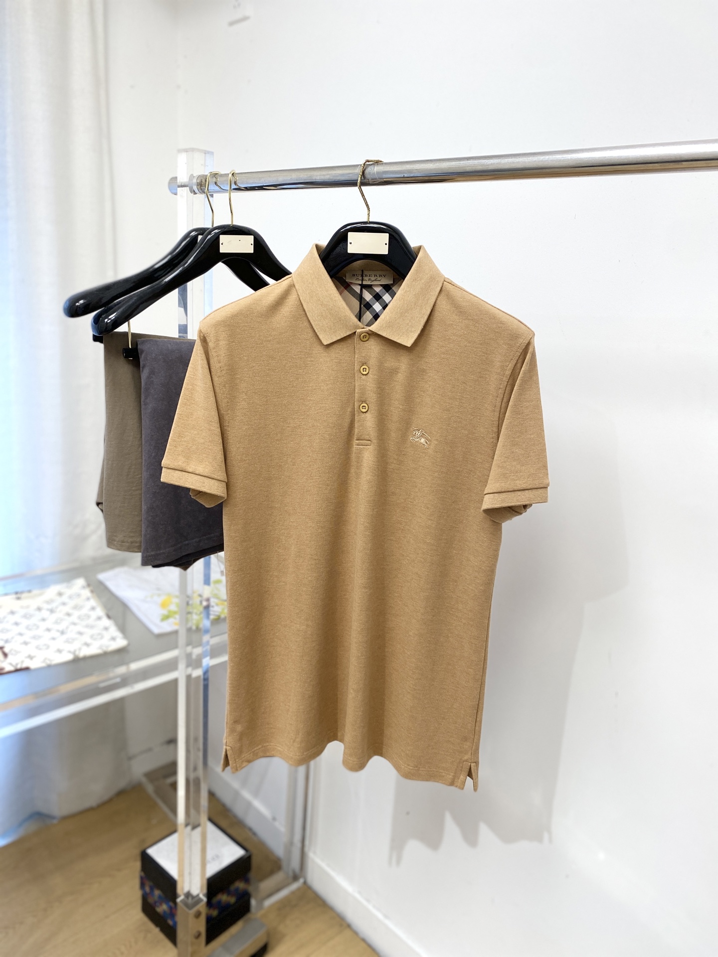 NO:848625,Burberry, 2026 new short-sleeved T-shirt, handsome and fashionable, with exquisite embroidered logo on the chest, simple and versatile. The fabric cotton is not only crisp and maintains the trendy silhouette, but also comfortable to wear, and the yarn is more delicate. Size M-3XL, burberry, T-shirt, tees, t-shirt,19860909巴宝莉、2026新品短袖T恤,帅气时尚,胸前精致刺绣图案logo,简约百搭款.面料棉 不仅挺括,保持潮流的廓形,又穿着舒适,纱织更细腻,码数M-3XL,,burberry,T-shirt,tees，t-shirt,,Men's clothing