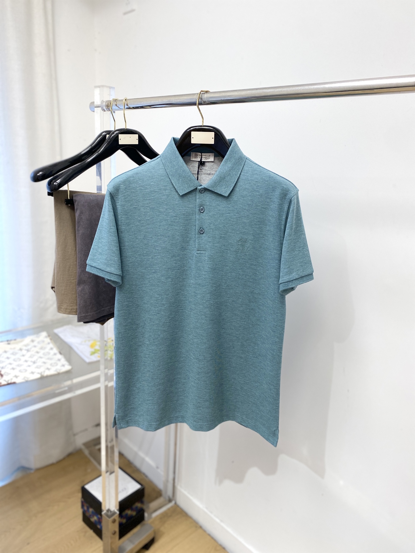 NO:848628,Brunello Cucinelli, 2026 new short-sleeved T-shirt, handsome and fashionable, top-notch printed logo on the chest, simple and versatile. The fabric cotton is not only crisp and maintains the trendy silhouette, but also comfortable to wear, and the yarn is more delicate. Size M-3XL,, brunello cucinelli, T-shirt, tees, t-shirt,19860909Brunello Cucinelli、2026新品短袖T恤,帅气时尚,胸前顶级印胶图案logo,简约百搭款.面料棉 不仅挺括,保持潮流的廓形,又穿着舒适,纱织更细腻,码数M-3XL,,brunello cucinelli,T-shirt,tees，t-shirt,,Men's clothing