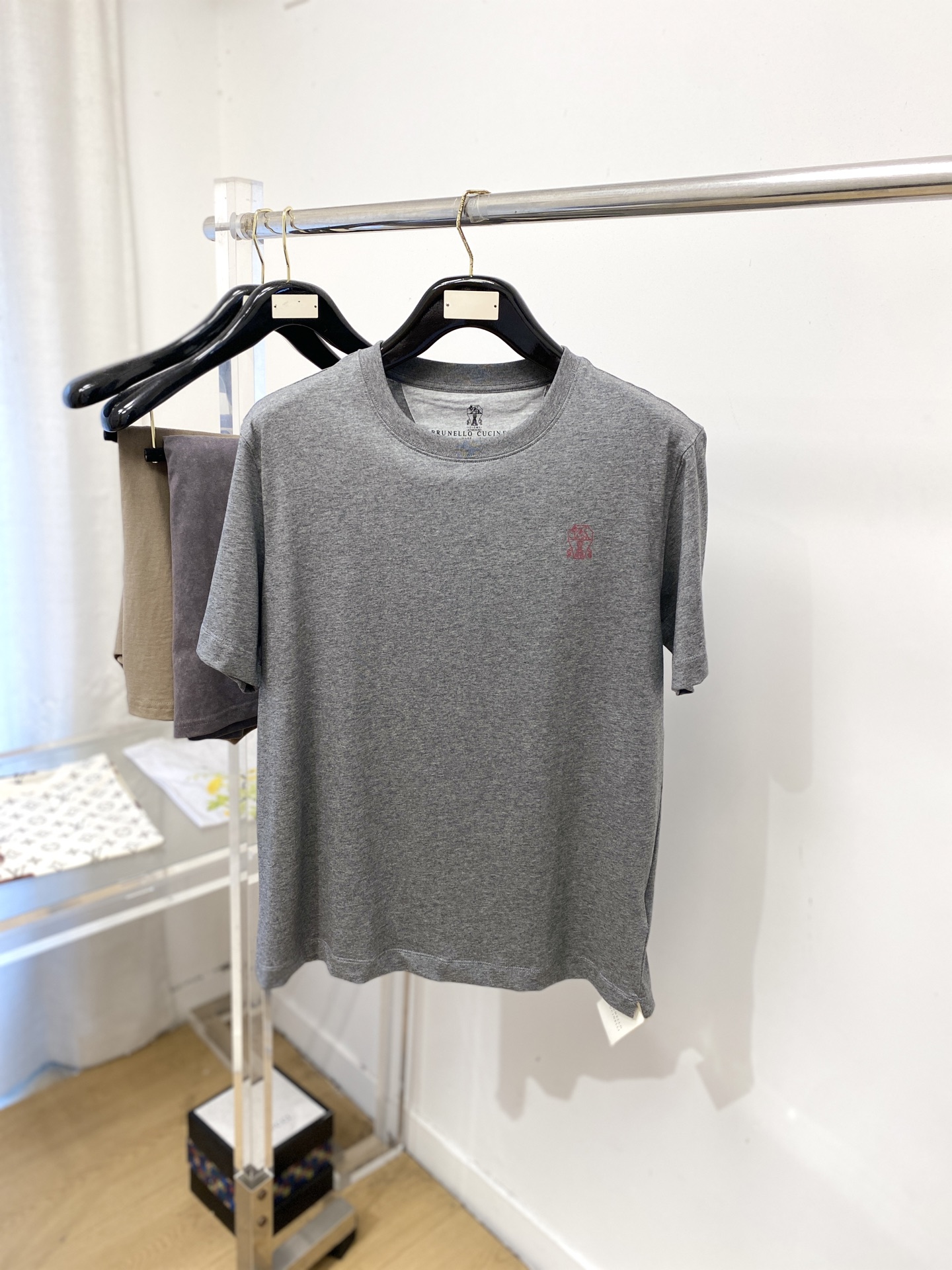 NO:848631,Brunello Cucinelli, 2026 new short-sleeved T-shirt, handsome and fashionable, top-notch printed logo on the chest, simple and versatile. The fabric cotton is not only crisp and maintains the trendy silhouette, but also comfortable to wear, and the yarn is more delicate. Size M-2XL,, brunello cucinelli, T-shirt, tees, t-shirt,19860909Brunello Cucinelli、2026新品短袖T恤,帅气时尚,胸前顶级印花图案logo,简约百搭款.面料棉 不仅挺括,保持潮流的廓形,又穿着舒适,纱织更细腻,码数M-2XL,,brunello cucinelli,T-shirt,tees，t-shirt,,Men's clothing