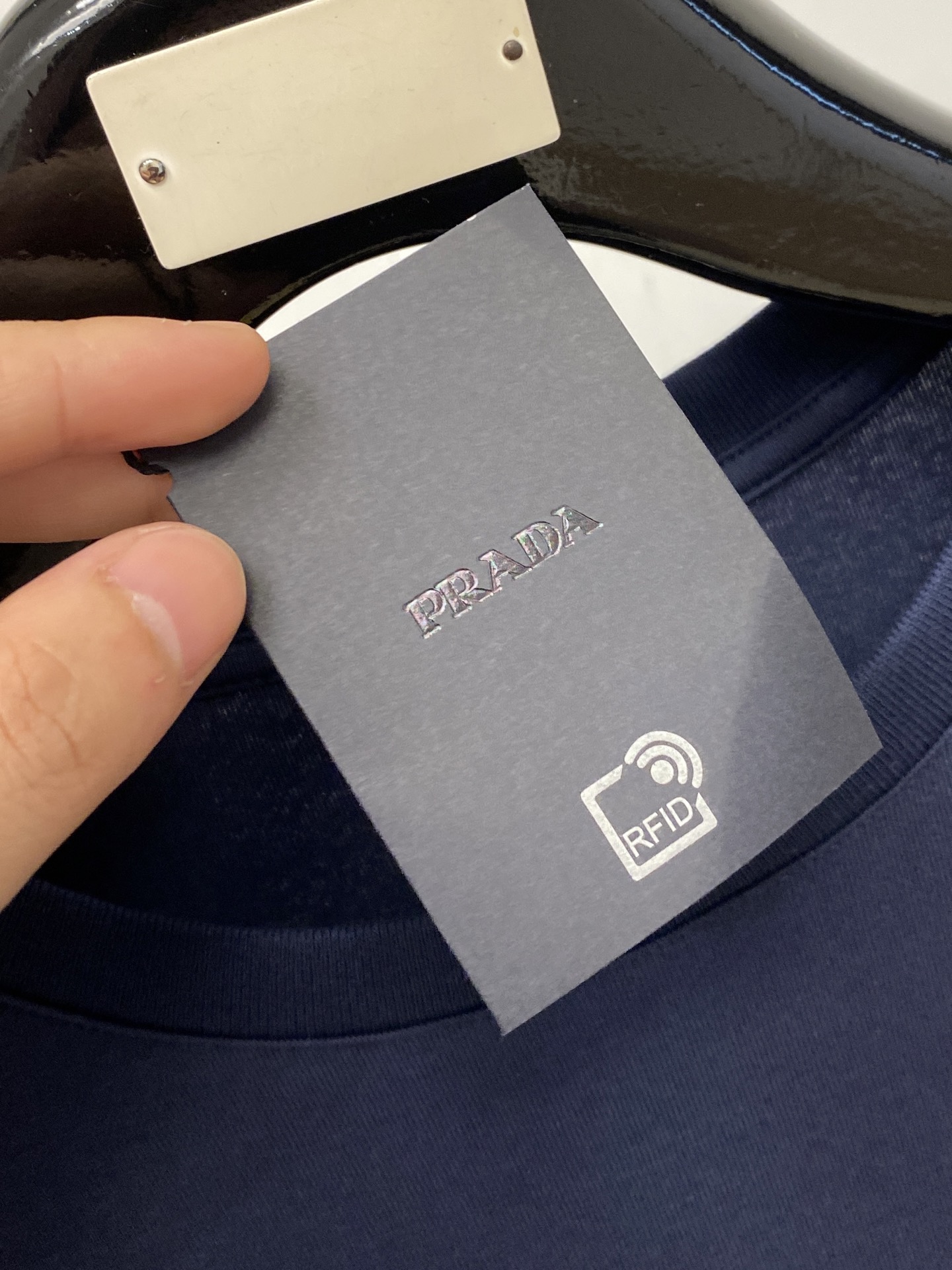 普拉达、2026新品短袖T恤，帅气时尚，胸前精致刺绣字母logo，简约百搭款。面料棉 不仅挺括，保持潮流