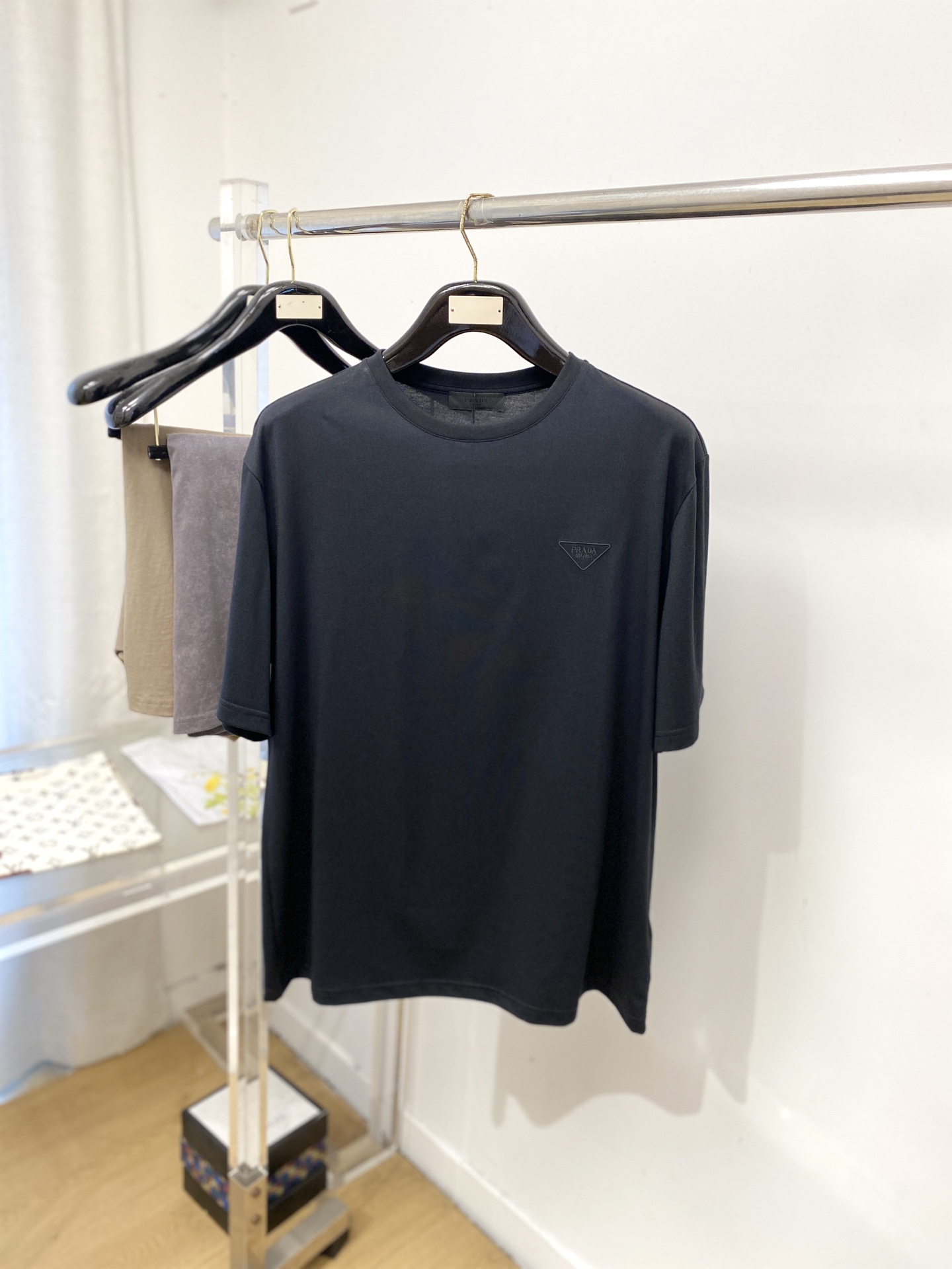 NO:848636,Prada, 2026 new short-sleeved T-shirt, handsome and fashionable, exquisitely embroidered letter logo on the chest, simple and versatile. The fabric cotton is not only crisp and maintains the trendy silhouette, but also comfortable to wear, and the yarn is more delicate. Size M- XXL, prada, T-shirt, tees, t-shirt,19860909普拉达、2026新品短袖T恤,帅气时尚,胸前精致刺绣字母logo,简约百搭款.面料棉 不仅挺括,保持潮流的廓形,又穿着舒适,纱织更细腻,码数M- XXL,,prada,T-shirt,tees，t-shirt,,Men's clothing