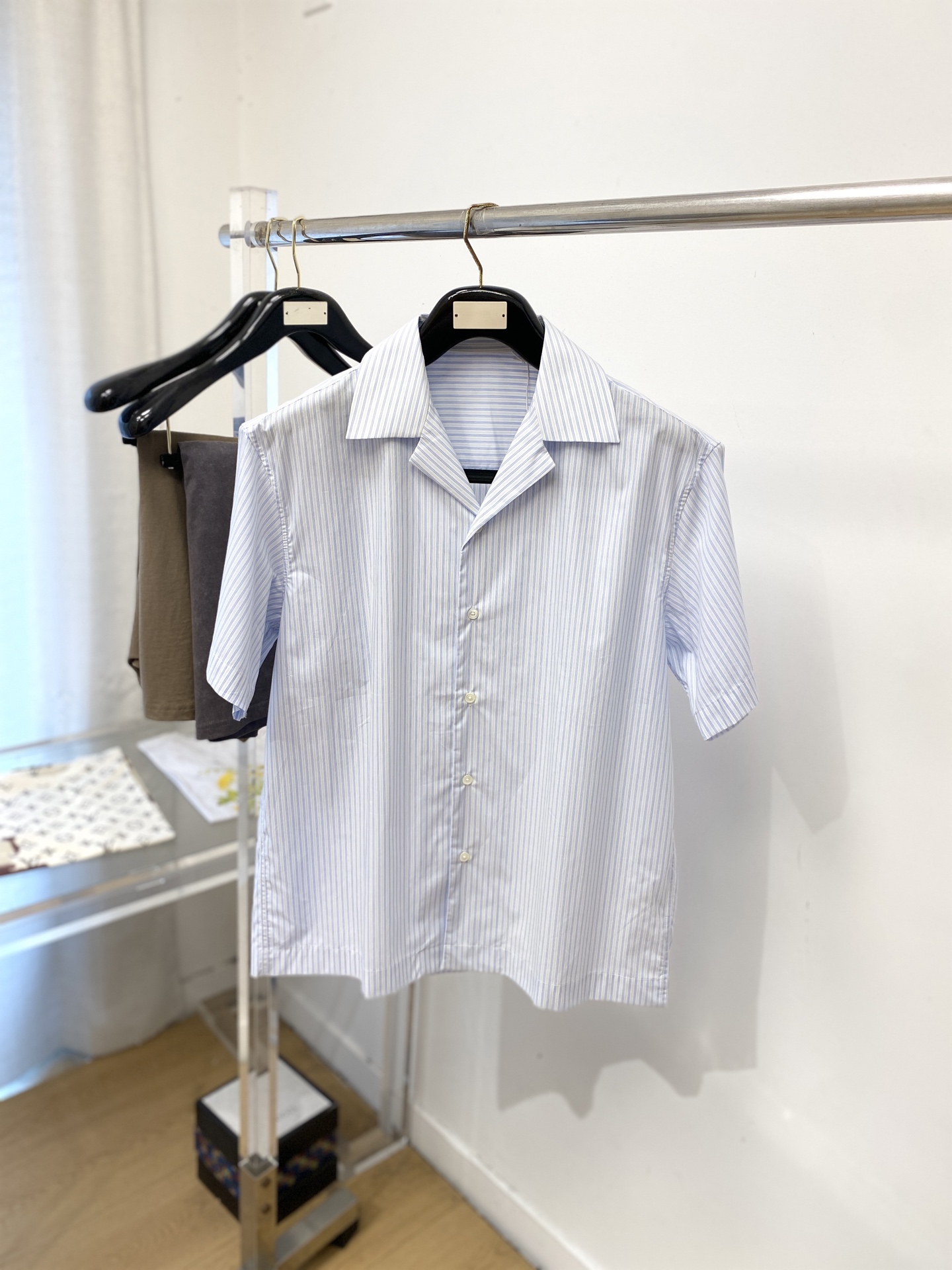 NO:835998,Givenchy, 2026 new short-sleeved shirt, fashionable and handsome, simple and versatile, customized original fabric, not only crisp and trendy silhouette, but also comfortable to wear, more delicate yarn weaving, code number 38-42,,givenchy,shirts,T-shirt,19860909纪梵希、2026新品短袖衬衫,时尚帅气,简约百搭款,定制原版面料,不仅挺括,保持潮流的廓形,又穿着舒适,纱织更细腻,码数38-42,,givenchy,shirts,T-shirt,,Men's clothing