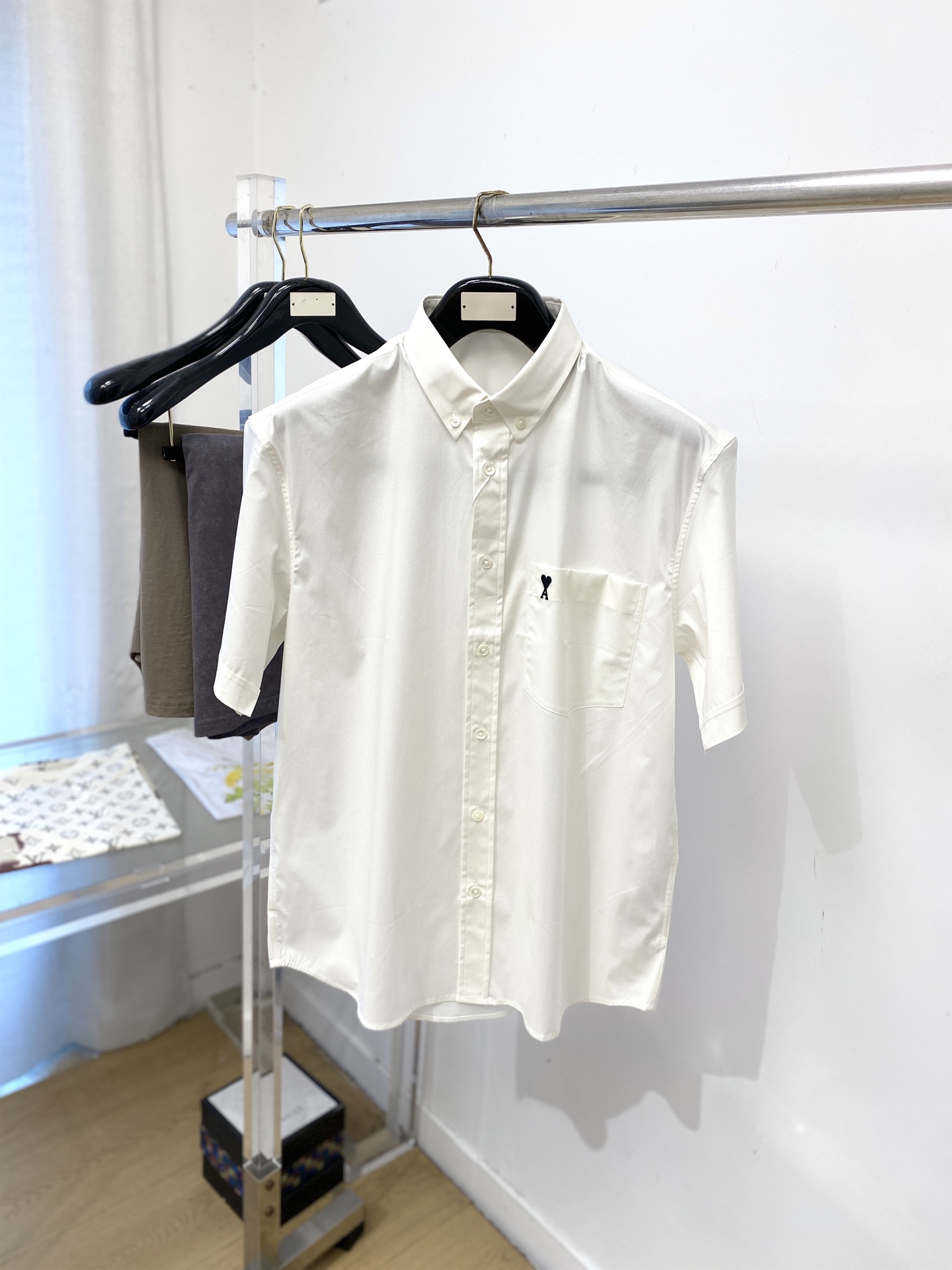 NO:836003,ami, 2026 new short-sleeved shirt, fashionable and handsome, simple and versatile, customized original fabric, not only crisp and trendy silhouette, but also comfortable to wear, more delicate yarn weaving, code number 38-42,, shirts, T-shirt,19860909ami、2026新品短袖衬衫,时尚帅气,简约百搭款,定制原版面料,不仅挺括,保持潮流的廓形,又穿着舒适,纱织更细腻,码数38-42,,shirts,T-shirt,,Men's clothing