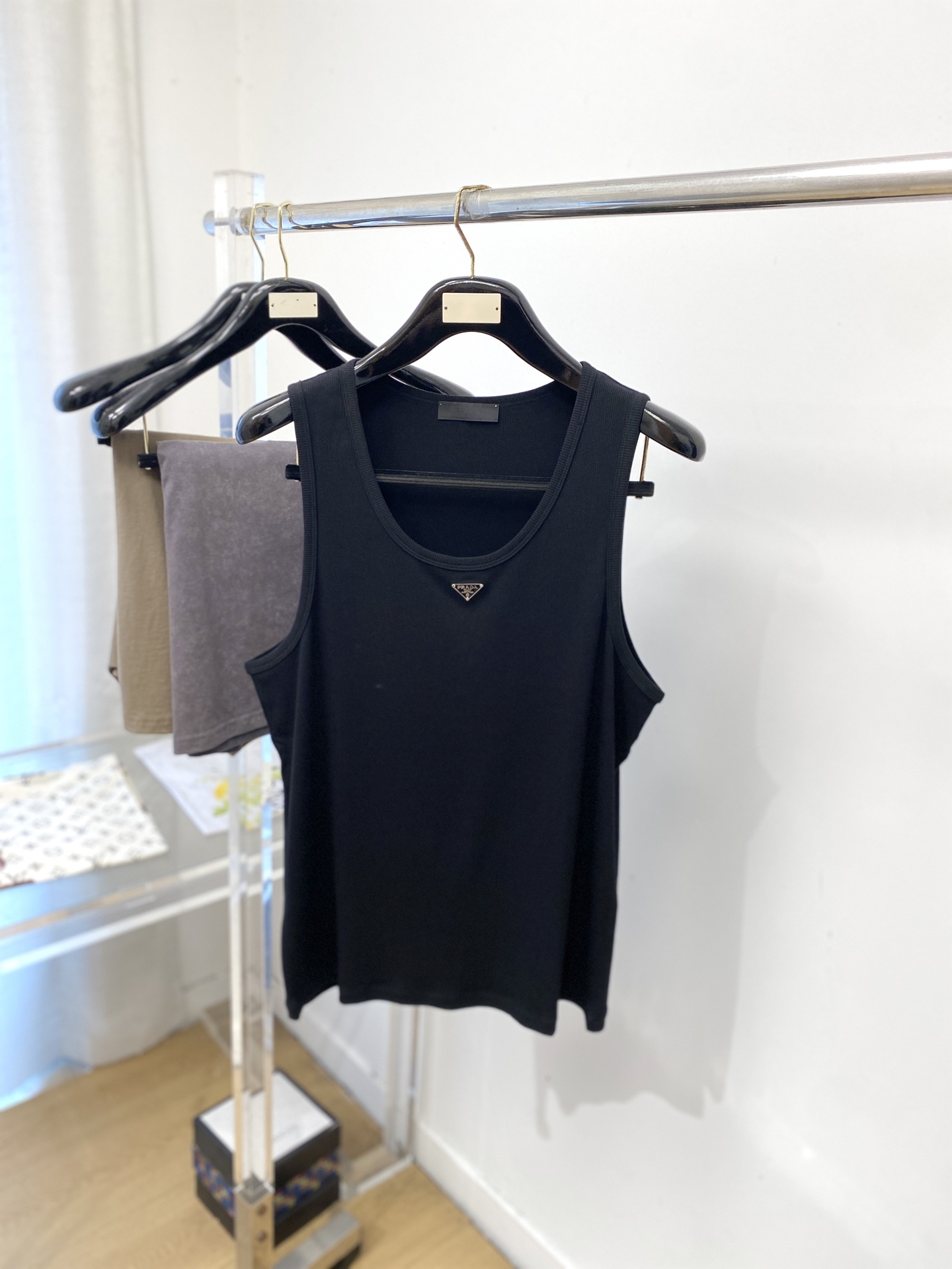 NO:836008,Prada, 2026 new short-sleeved vest T-shirt, handsome and fashionable, chest hardware decorated with triangle logo, simple and versatile. The fabric cotton is not only crisp and maintains the trendy silhouette, but also comfortable to wear, and the yarn is more delicate. Size S-XXL, prada, T-shirt, tees, t-shirt,19860909普拉达、2026新品短袖马甲T恤,帅气时尚,胸口五金装饰三角标logo,简约百搭款.面料棉 不仅挺括,保持潮流的廓形,又穿着舒适,纱织更细腻,码数S-XXL,,prada,T-shirt,tees，t-shirt,,Men's clothing