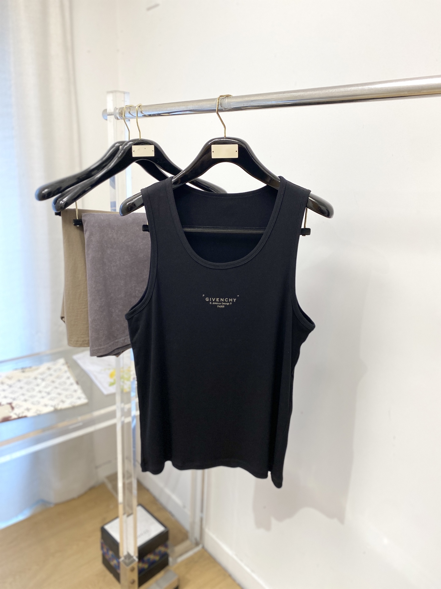 NO:836015,Givenchy, 2026 new short-sleeved vest T-shirt, handsome and fashionable, top-notch printed letter logo on the chest, simple and versatile. The fabric cotton is not only crisp and maintains the trendy silhouette, but also comfortable to wear, and the yarn is more delicate. The size is S-XXL,, givenchy, T-shirt, tees, t-shirt,19860909纪梵希、2026新品短袖马甲T恤,帅气时尚,胸口顶级印花字母logo,简约百搭款.面料棉 不仅挺括,保持潮流的廓形,又穿着舒适,纱织更细腻,码数S-XXL,,givenchy,T-shirt,tees，t-shirt,,Men's clothing