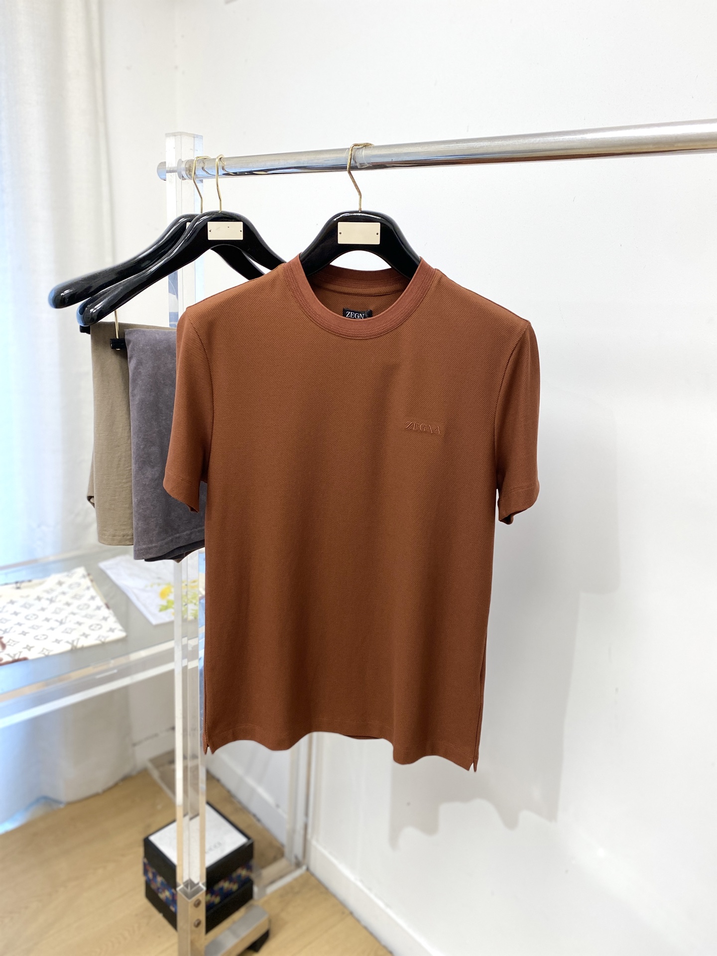 NO:836020,Zegna, 2026 new short-sleeved T-shirt, handsome and fashionable, with exquisite embroidered letter logo on the chest, simple and versatile. The fabric cotton is not only crisp and maintains the trendy silhouette, but also comfortable to wear, and the yarn is more delicate. Size M-3XL,,zegna,T-shirt,tees,t-shirt,19860909杰尼亚、2026新品短袖T恤,帅气时尚,胸前精致刺绣字母logo,简约百搭款.面料棉 不仅挺括,保持潮流的廓形,又穿着舒适,纱织更细腻,码数M-3XL,,zegna,T-shirt,tees，t-shirt,,Men's clothing