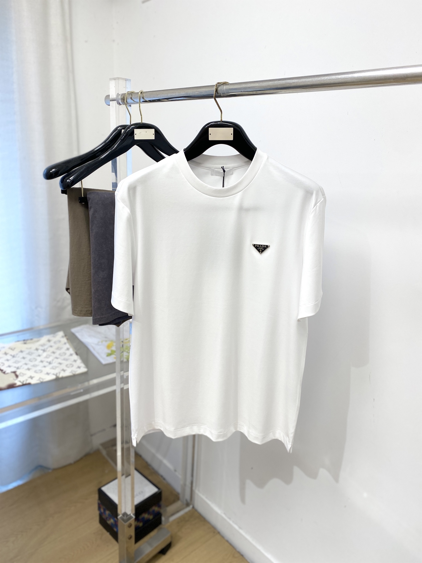 NO:836026,Prada, 2026 new short-sleeved T-shirt, handsome and fashionable, with a triangle logo on the chest hardware, simple and versatile. The fabric is cotton, which is not only crisp and maintains the trendy silhouette, but also comfortable to wear, and the yarn is more delicate. The size is M-3XL,, prada, T-shirt, tees, t-shirt,19860909普拉达、2026新品短袖T恤,帅气时尚,胸前五金装饰三角标logo,简约百搭款.面料棉 不仅挺括,保持潮流的廓形,又穿着舒适,纱织更细腻,码数M-3XL,,prada,T-shirt,tees，t-shirt,,Men's clothing