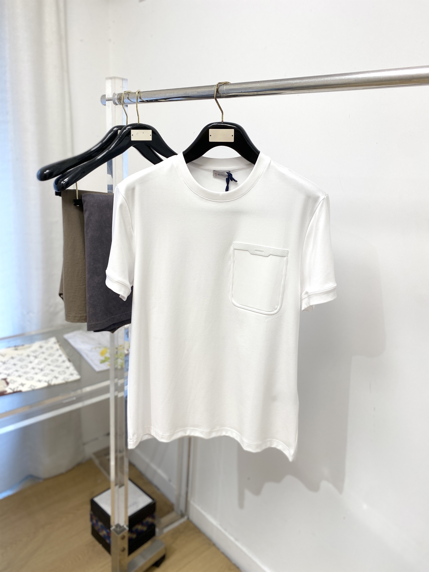 NO:836033,Meng Mouth, 2026 new short-sleeved T-shirt, handsome and fashionable, with letter logo embroidered on the chest, simple and versatile. The fabric cotton is not only crisp and maintains the trendy silhouette, but also comfortable to wear, and the yarn is more delicate. Size M-3XL, Moncler, T-shirt, tees, t-shirt,19860909蒙口、2026新品短袖T恤,帅气时尚,胸前刺绣装饰字母logo,简约百搭款.面料棉 不仅挺括,保持潮流的廓形,又穿着舒适,纱织更细腻,码数M-3XL,,Moncler,T-shirt,tees，t-shirt,,Men's clothing