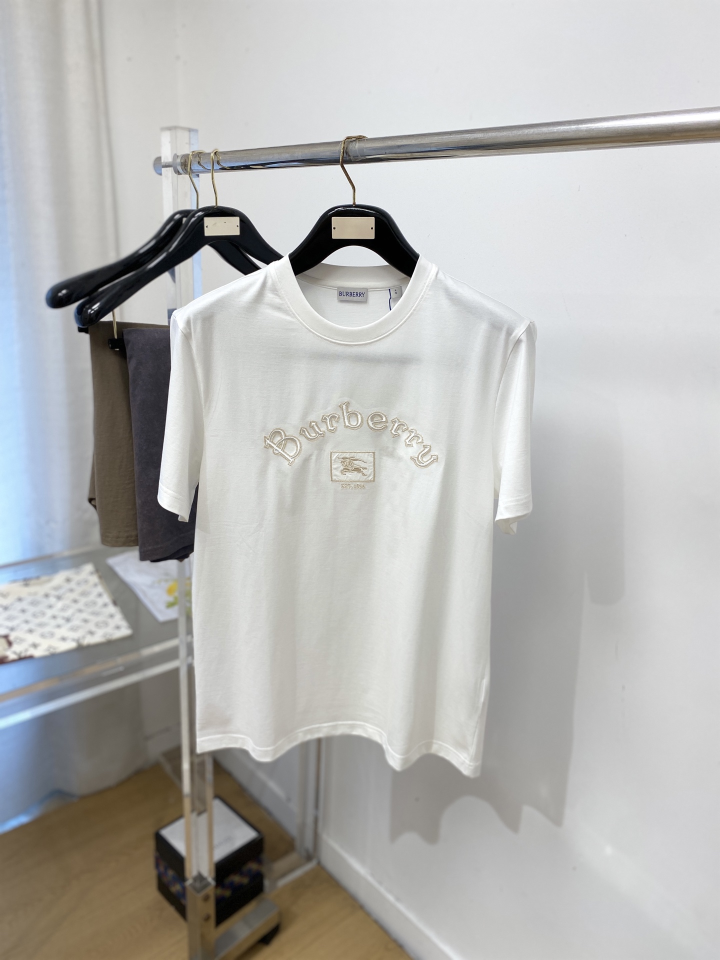 NO:836039,Burberry, 2026 new short-sleeved T-shirt, handsome and fashionable, exquisite embroidery pattern letter logo on the chest, simple and versatile. The fabric cotton is not only crisp and maintains the trendy silhouette, but also comfortable to wear, and the yarn is more delicate. The size is M-3XL,, burberry, T-shirt, tees, t-shirt,19860909巴宝莉、2026新品短袖T恤,帅气时尚,胸前精致刺绣图案字母logo,简约百搭款.面料棉 不仅挺括,保持潮流的廓形,又穿着舒适,纱织更细腻,码数M-3XL,,burberry,T-shirt,tees，t-shirt,,Men's clothing