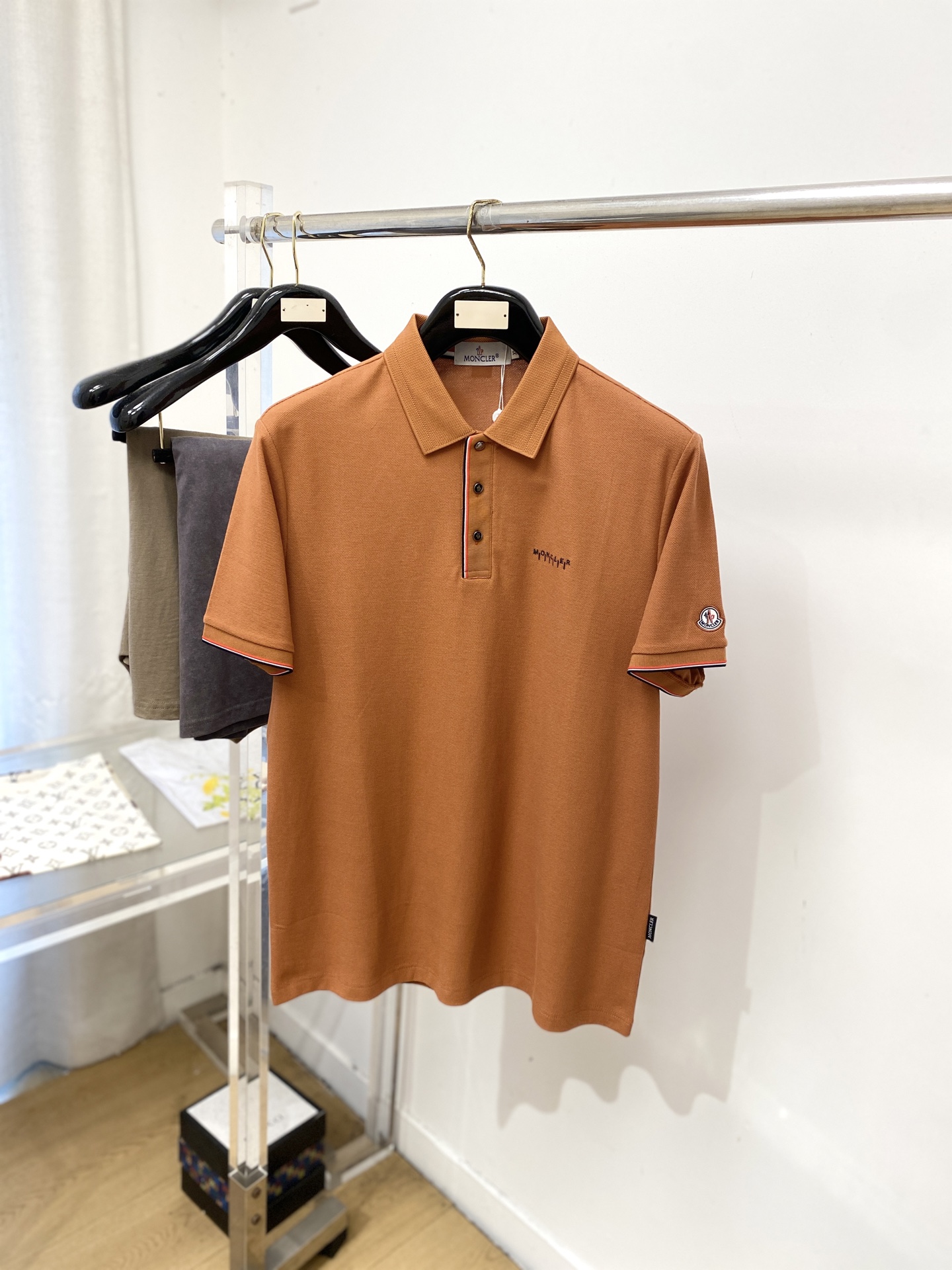 NO:836041,Meng Mouth, 2026 new short-sleeved T-shirt, handsome and fashionable, exquisitely embroidered letter logo on the chest, simple and versatile. The fabric cotton is not only crisp and maintains the trendy silhouette, but also comfortable to wear, and the yarn is more delicate. Size M-3XL, Moncler, T-shirt, tees, t-shirt,19860909蒙口、2026新品短袖T恤,帅气时尚,胸前精致刺绣字母logo,简约百搭款.面料棉 不仅挺括,保持潮流的廓形,又穿着舒适,纱织更细腻,码数M-3XL,,Moncler,T-shirt,tees，t-shirt,,Men's clothing