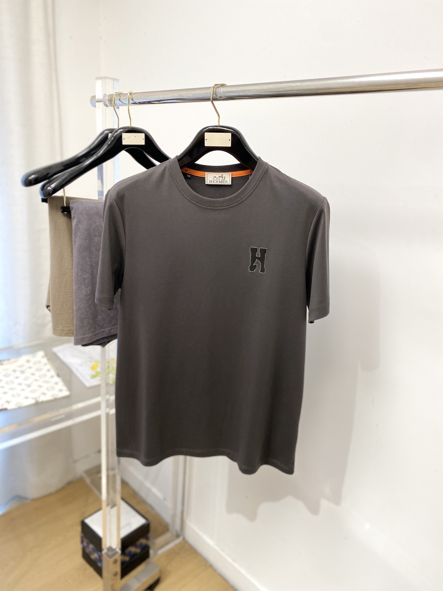NO:834981,Hermès, 2026 new short-sleeved T-shirt, handsome and fashionable, with top-grade rubberized and rhinestoned letter logo on the chest, simple and versatile. The fabric cotton is not only crisp and maintains the trendy silhouette, but also comfortable to wear, and the yarn is more delicate. The size is M-3XL,, hermes, T-shirt, tees, t-shirt,19860909爱马仕、2026新品短袖T恤,帅气时尚,胸前顶级印胶烫钻字母logo,简约百搭款.面料棉 不仅挺括,保持潮流的廓形,又穿着舒适,纱织更细腻,码数M-3XL,,hermes,T-shirt,tees，t-shirt,,Men's clothing
