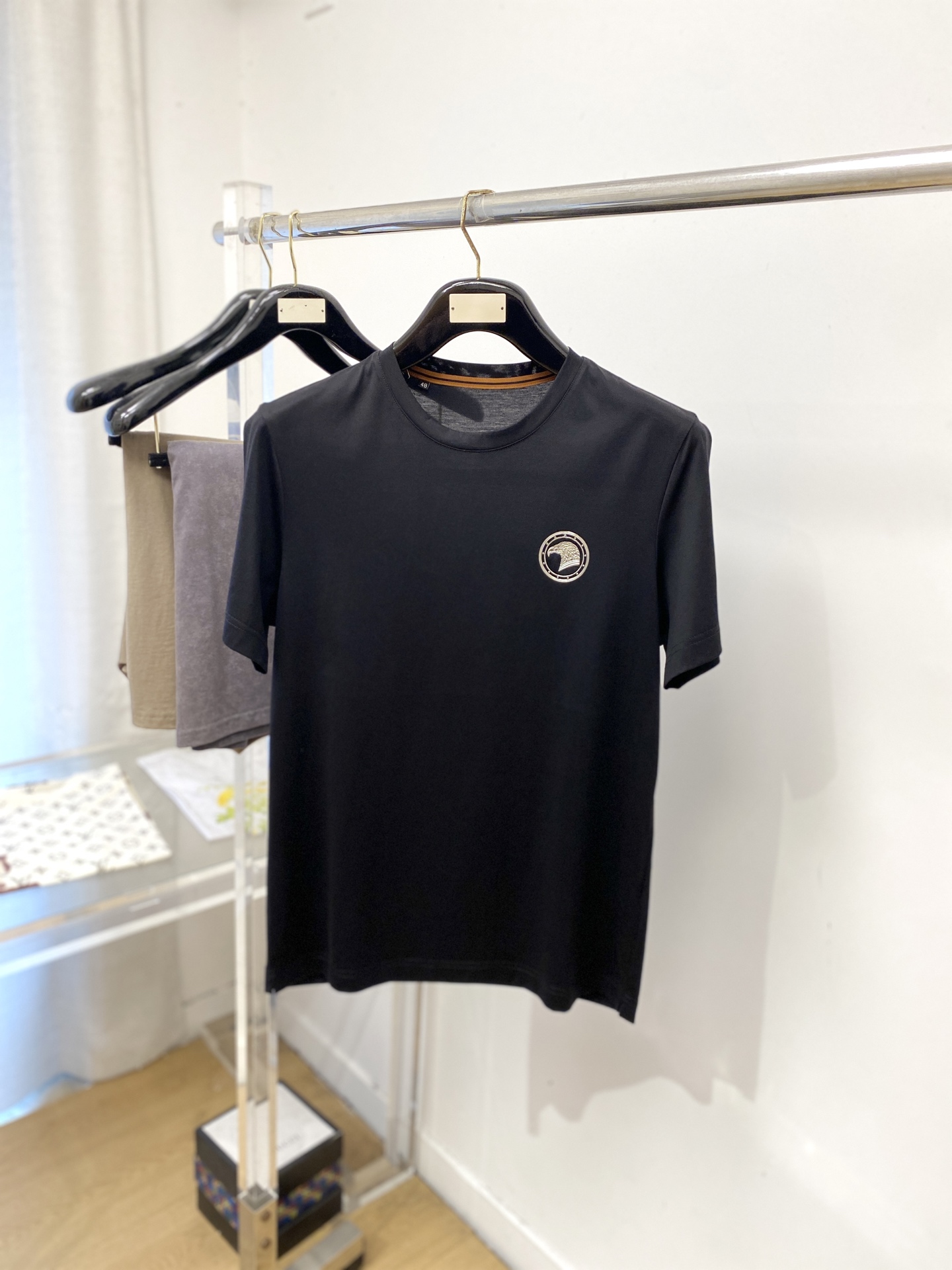 NO:834988,Stephen, 2026 new short-sleeved T-shirt, handsome and fashionable, top-notch printed logo on the chest, simple and versatile. The fabric cotton is not only crisp and maintains the trendy silhouette, but also comfortable to wear, and the yarn is more delicate. The size is M-3XL,, T-shirt, tees, t-shirt,19860909史蒂芬、2026新品短袖T恤,帅气时尚,胸前顶级印胶图案logo,简约百搭款.面料棉 不仅挺括,保持潮流的廓形,又穿着舒适,纱织更细腻,码数M-3XL,,T-shirt,tees，t-shirt,,Men's clothing