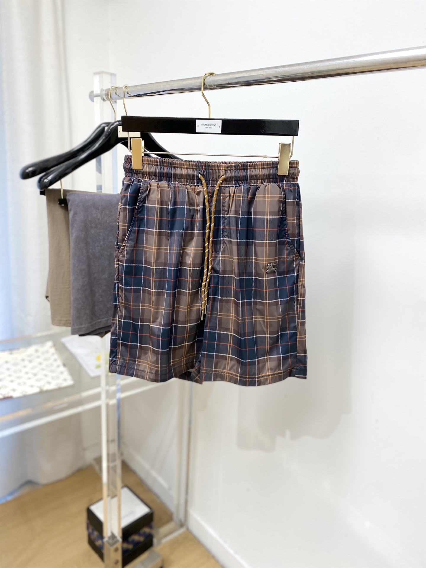 NO:836063,Burberry, 2026 popular casual shorts, high elasticity, slimming, simple and versatile, popular style, fine workmanship, you can see the care in every stitch, favorite of many celebrities and Internet celebrities, elongating body proportions!  Micro-elastic comfortable fabric details body size M-3XL,,burberry,shorts,19860909巴宝莉、2026爆款休闲短裤 高弹显瘦必爆简约百搭爆款,做工精细,每一针都看得到用心,超多明星网红最爱 拉长身材比例哦！微弹 舒适面料 细节体码数M-3XL,,burberry,shorts,,Men's clothing