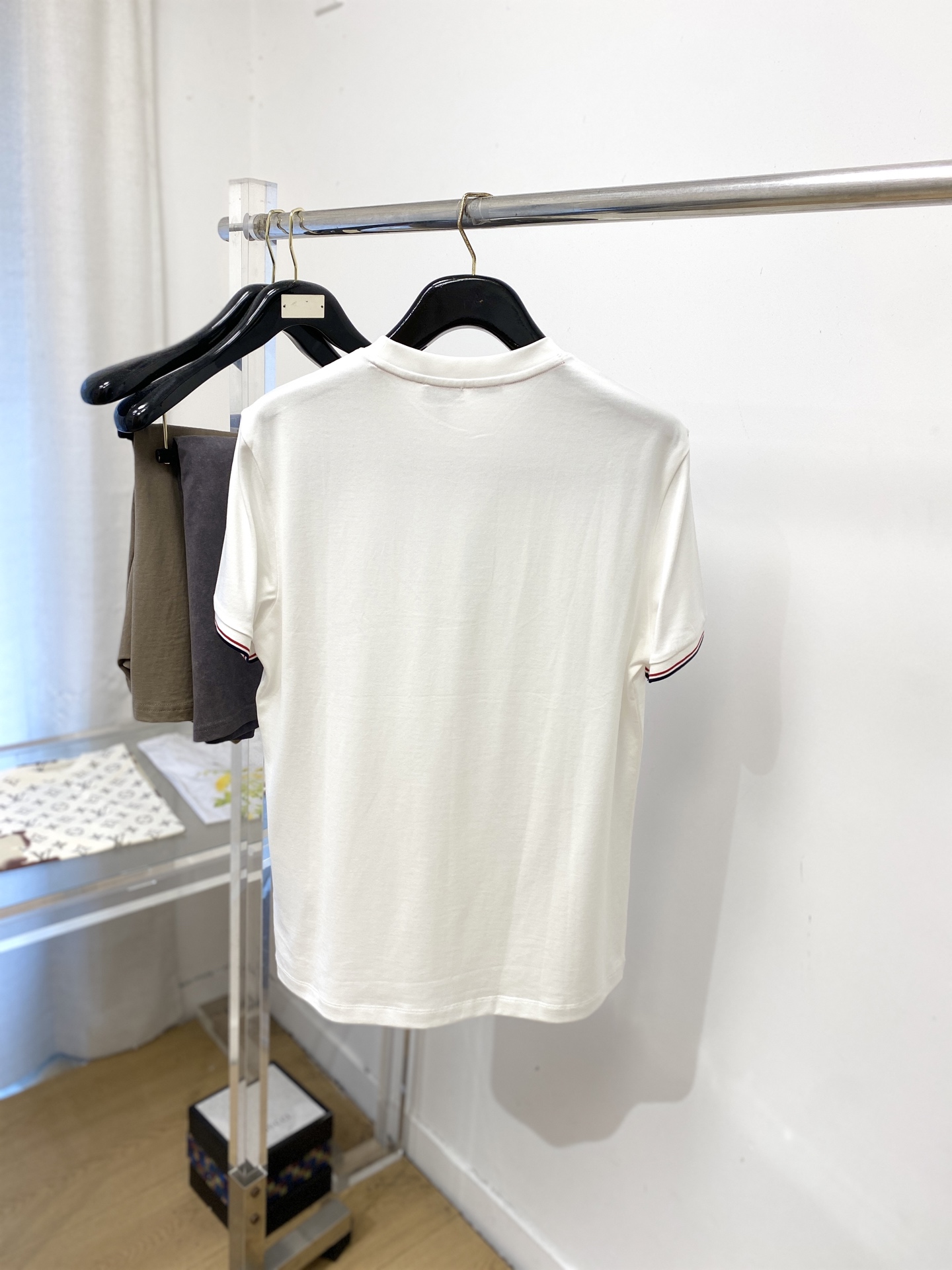 蒙口、2026新品短袖T恤，帅气时尚，胸前刺绣装饰图案logo，简约百搭款。面料棉 不仅挺括，保持潮流的