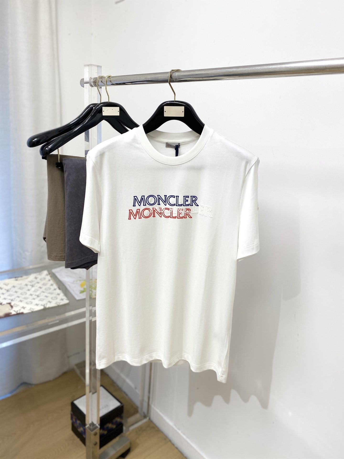 NO:835988,Covered mouth, 2026 new short-sleeved T-shirt, handsome and fashionable, top-notch printed letter logo on the chest, simple and versatile. The fabric cotton is not only crisp and maintains the trendy silhouette, but also comfortable to wear, and the yarn is more delicate. Size M-3XL, Moncler, T-shirt, tees, t-shirt,19860909蒙口、2026新品短袖T恤,帅气时尚,胸前顶级印胶字母logo,简约百搭款.面料棉 不仅挺括,保持潮流的廓形,又穿着舒适,纱织更细腻,码数M-3XL,,Moncler,T-shirt,tees，t-shirt,,Men's clothing