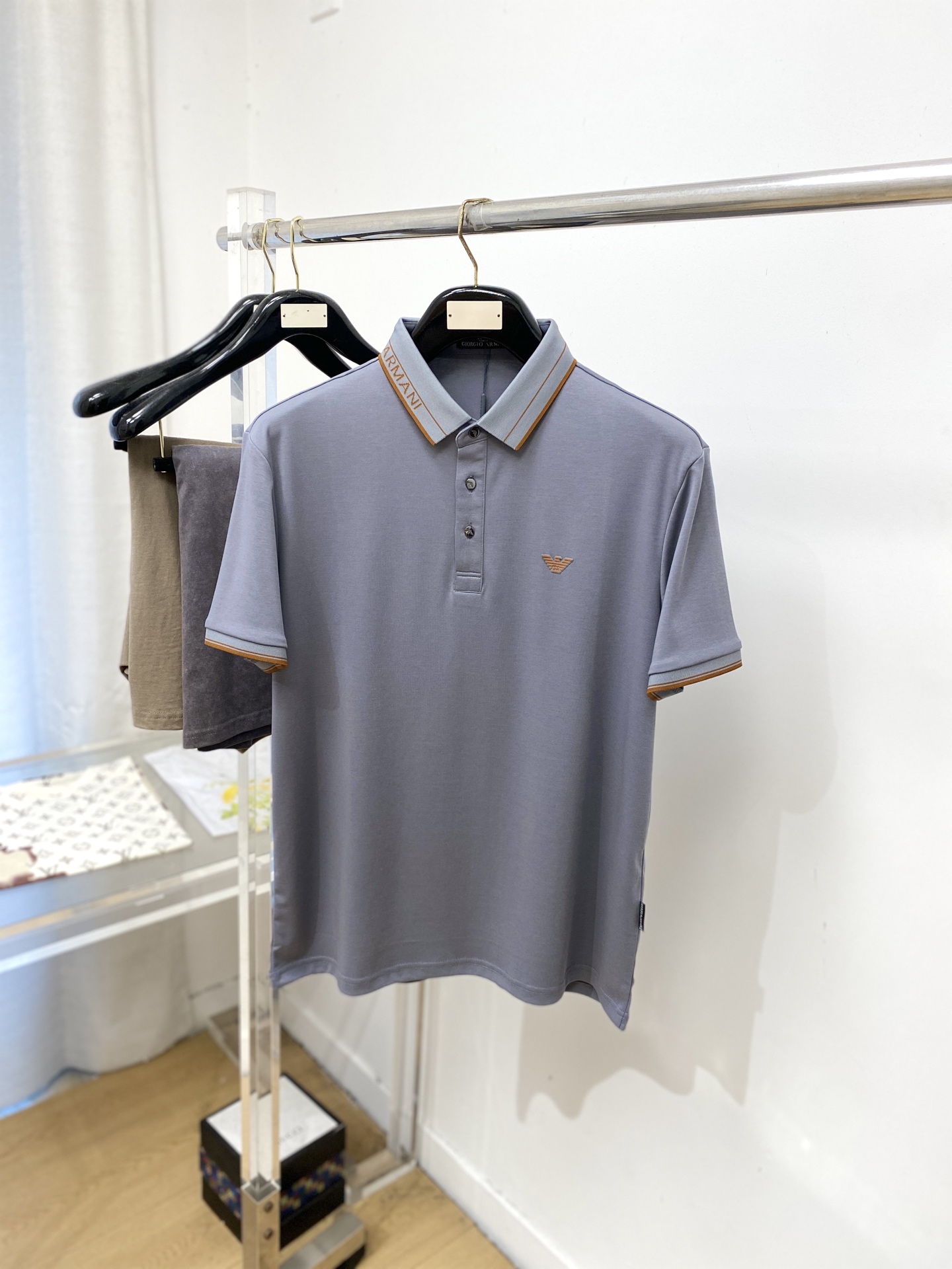 NO:834993,Armani, 2026 new short-sleeved T-shirt, handsome and fashionable, top-notch printed logo on the chest, simple and versatile. The fabric cotton is not only crisp and maintains the trendy silhouette, but also comfortable to wear, and the yarn is more delicate. Size M-3XL, armani, T-shirt, tees, t-shirt,19860909阿玛尼、2026新品短袖T恤,帅气时尚,胸前顶级印胶图案logo,简约百搭款.面料棉 不仅挺括,保持潮流的廓形,又穿着舒适,纱织更细腻,码数M-3XL,,armani,T-shirt,tees，t-shirt,,Men's clothing