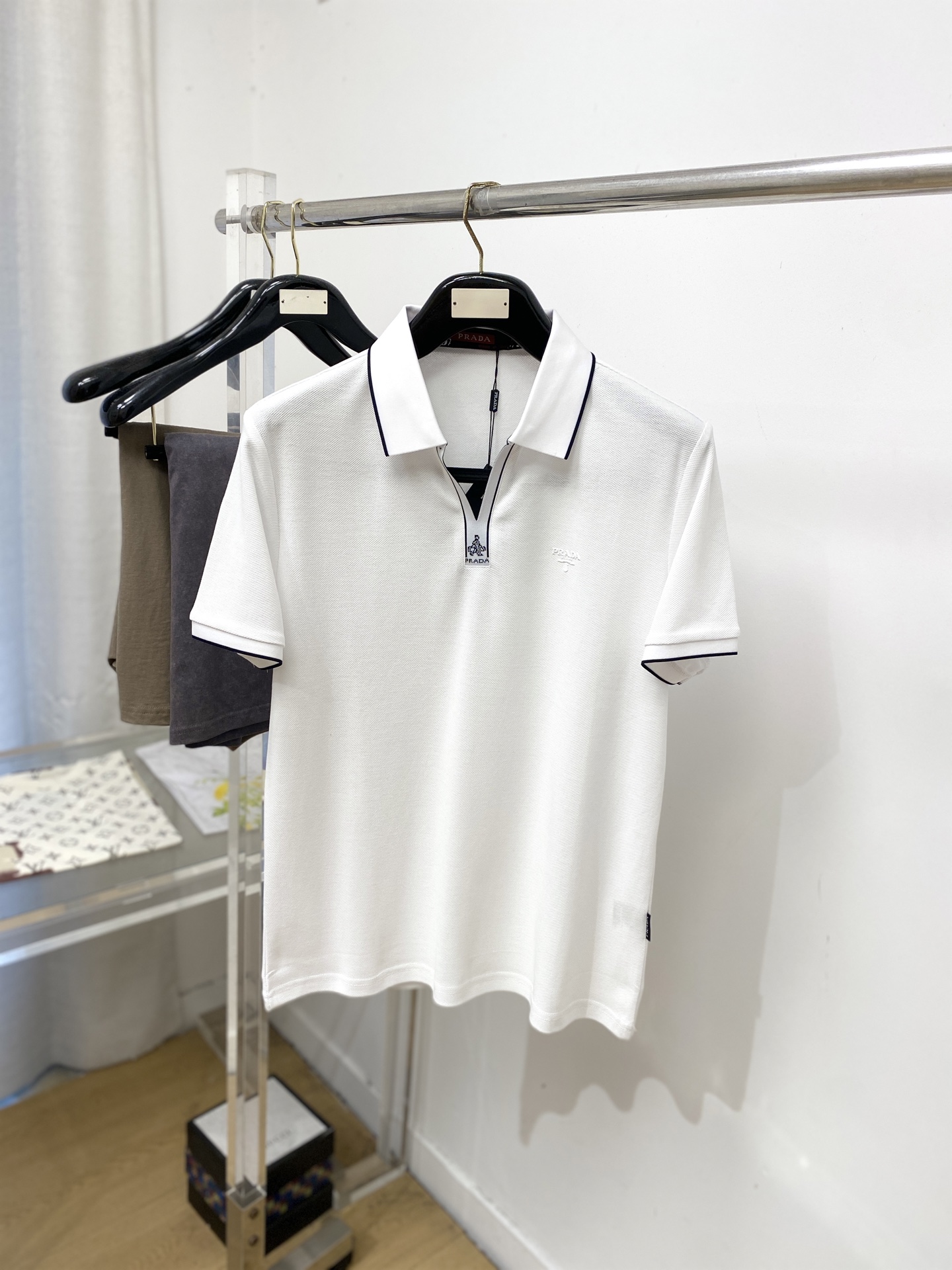 NO:834998,Prada, 2026 new short-sleeved T-shirt, handsome and fashionable, top-notch printed letter logo on the chest, simple and versatile. The fabric cotton is not only crisp and maintains the trendy silhouette, but also comfortable to wear, and the yarn is more delicate. Size M-3XL, prada, T-shirt, tees, t-shirt,19860909普拉达、2026新品短袖T恤,帅气时尚,胸前顶级印胶字母图案logo,简约百搭款.面料棉 不仅挺括,保持潮流的廓形,又穿着舒适,纱织更细腻,码数M-3XL,,prada,T-shirt,tees，t-shirt,,Men's clothing