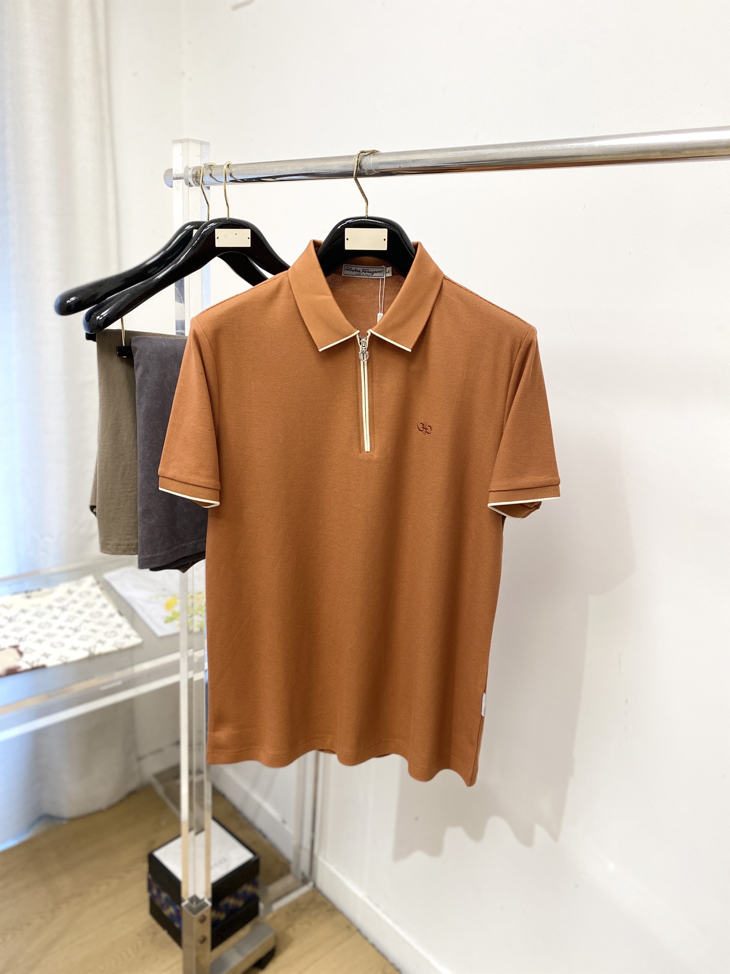 NO:834962,Ferragamo, 2026 new short-sleeved T-shirt, handsome and fashionable, with exquisite embroidered logo on the chest, simple and versatile. The fabric cotton is not only crisp and maintains the trendy silhouette, but also comfortable to wear, and the yarn is more delicate. Size M-3XL,, ferragamo, T-shirt, tees, t-shirt,19860909菲拉格慕、2026新品短袖T恤,帅气时尚,胸前精致刺绣图案logo,简约百搭款.面料棉 不仅挺括,保持潮流的廓形,又穿着舒适,纱织更细腻,码数M-3XL,,ferragamo,T-shirt,tees，t-shirt,,Men's clothing