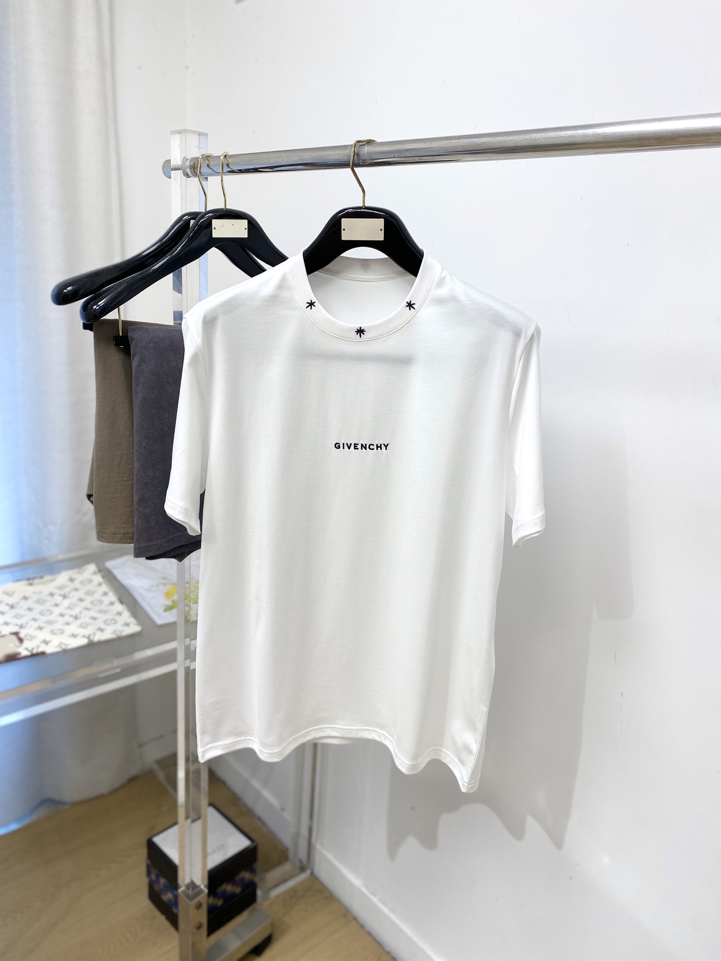 NO:848677,Givenchy, 2026 new short-sleeved T-shirt, handsome and fashionable, with exquisite embroidered letter logo on the chest, simple and versatile. The fabric cotton is not only crisp and maintains the trendy silhouette, but also comfortable to wear, and the yarn is more delicate. Size S-2XL,, givenchy, T-shirt, tees, t-shirt,19860909纪梵希、2026新品短袖T恤,帅气时尚,胸前精致刺绣字母logo,简约百搭款.面料棉 不仅挺括,保持潮流的廓形,又穿着舒适,纱织更细腻,码数S-2XL,,givenchy,T-shirt,tees，t-shirt,,Men's clothing